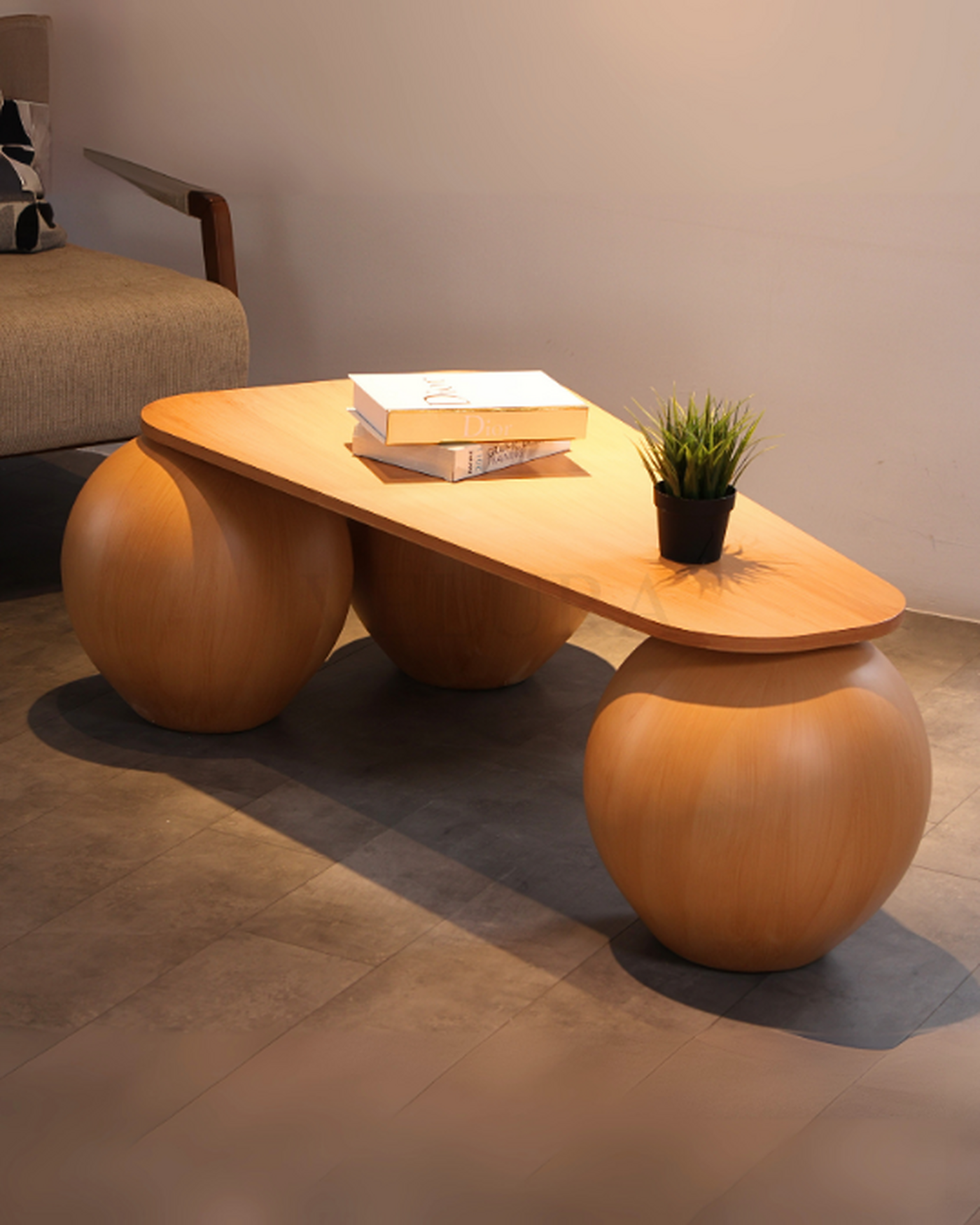Küre Orta Sehpa – Cam ve MDF tabla seçenekli modern orta sehpa modeli 41 cm meşe top üçgen ceviz mdf orta sehpa