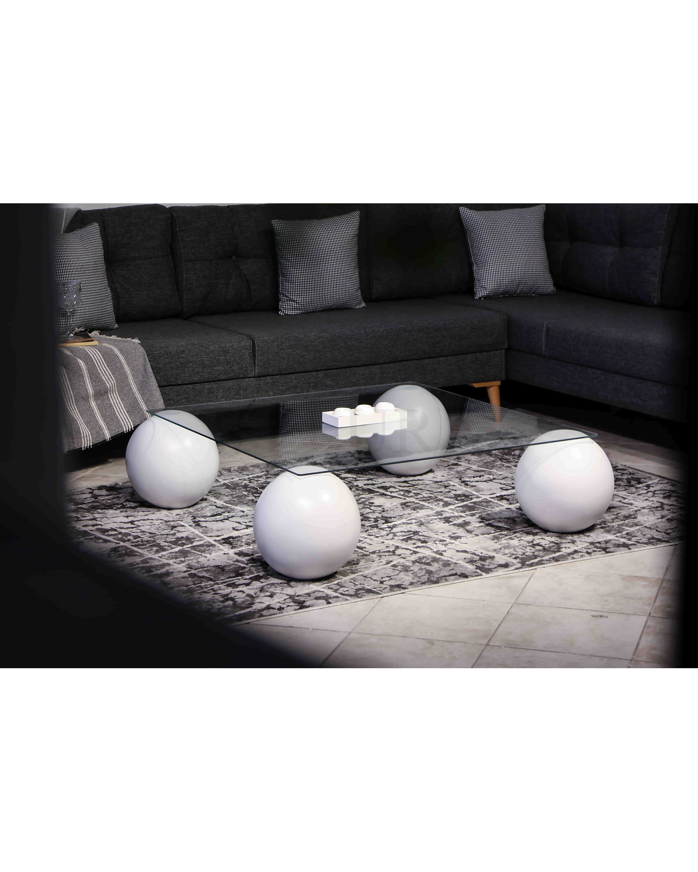 Beyaz Top Ayaklı Kare Cam Sehpa Modeli