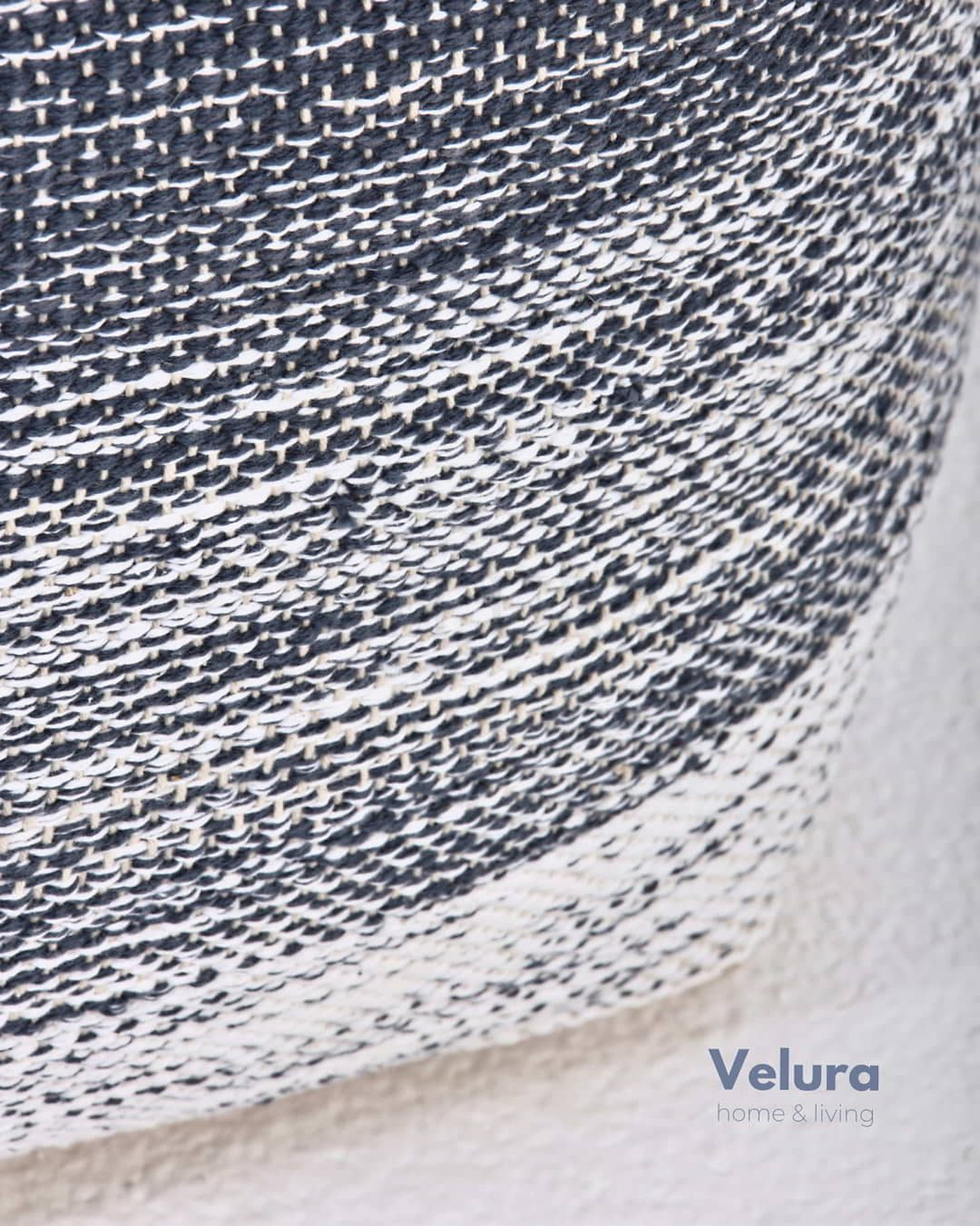 Delight Navy White puf lacivert beyaz geçişli tasarım