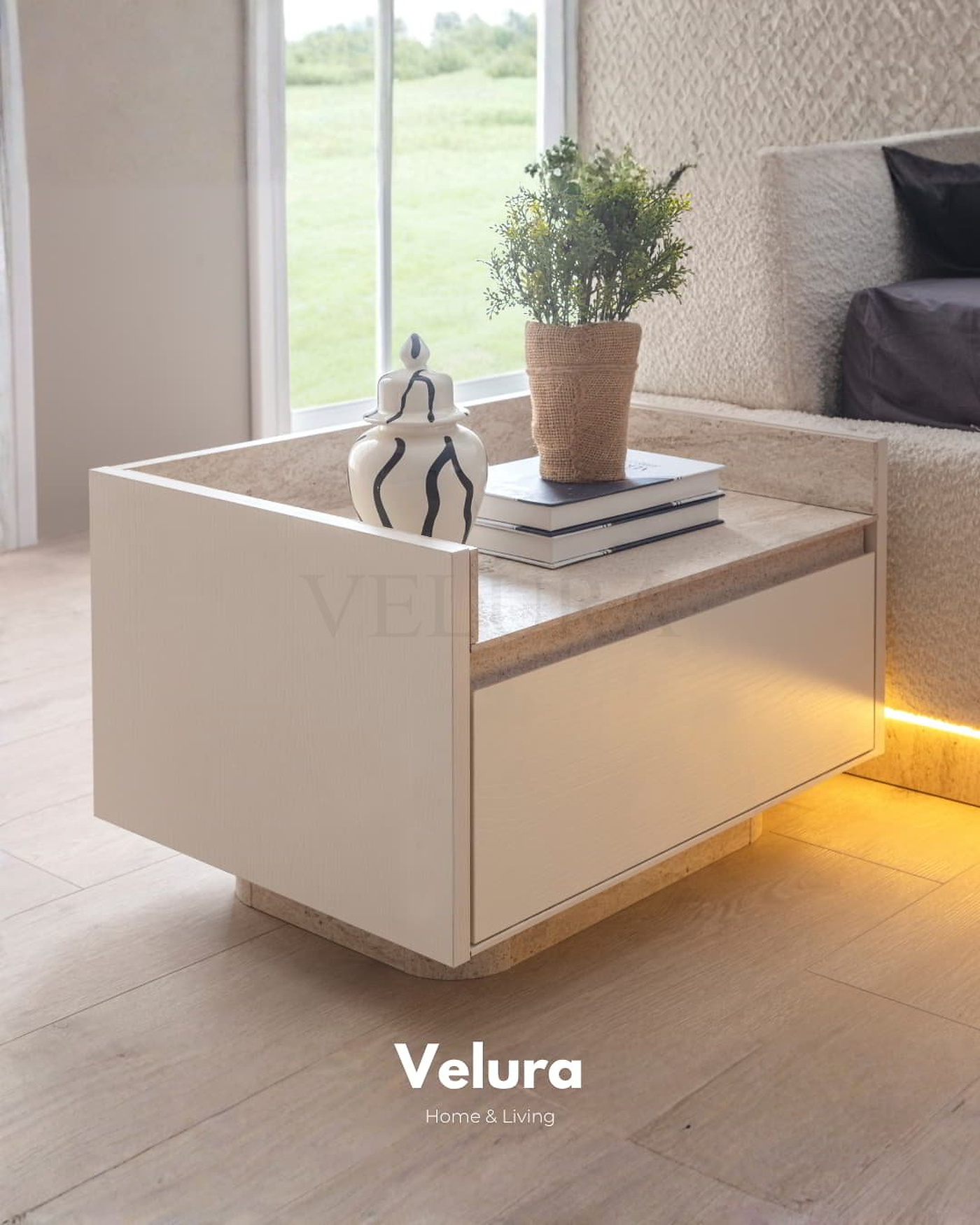 Flora Komodin – Kırık beyaz, traverten ayaklı, tek çekmeceli modern komodin