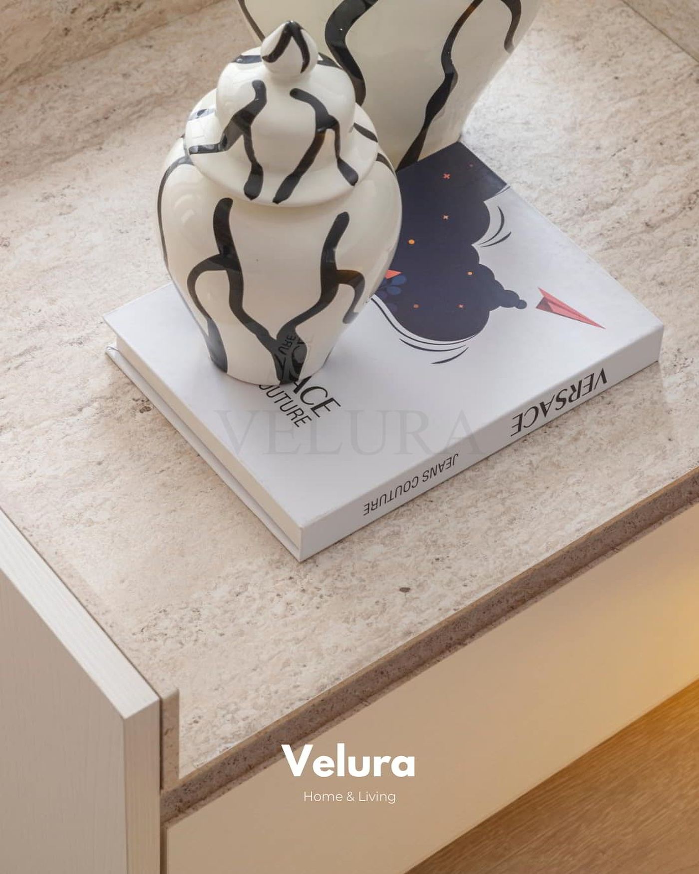 Flora Komodin – Kırık beyaz, traverten ayaklı, tek çekmeceli modern komodin