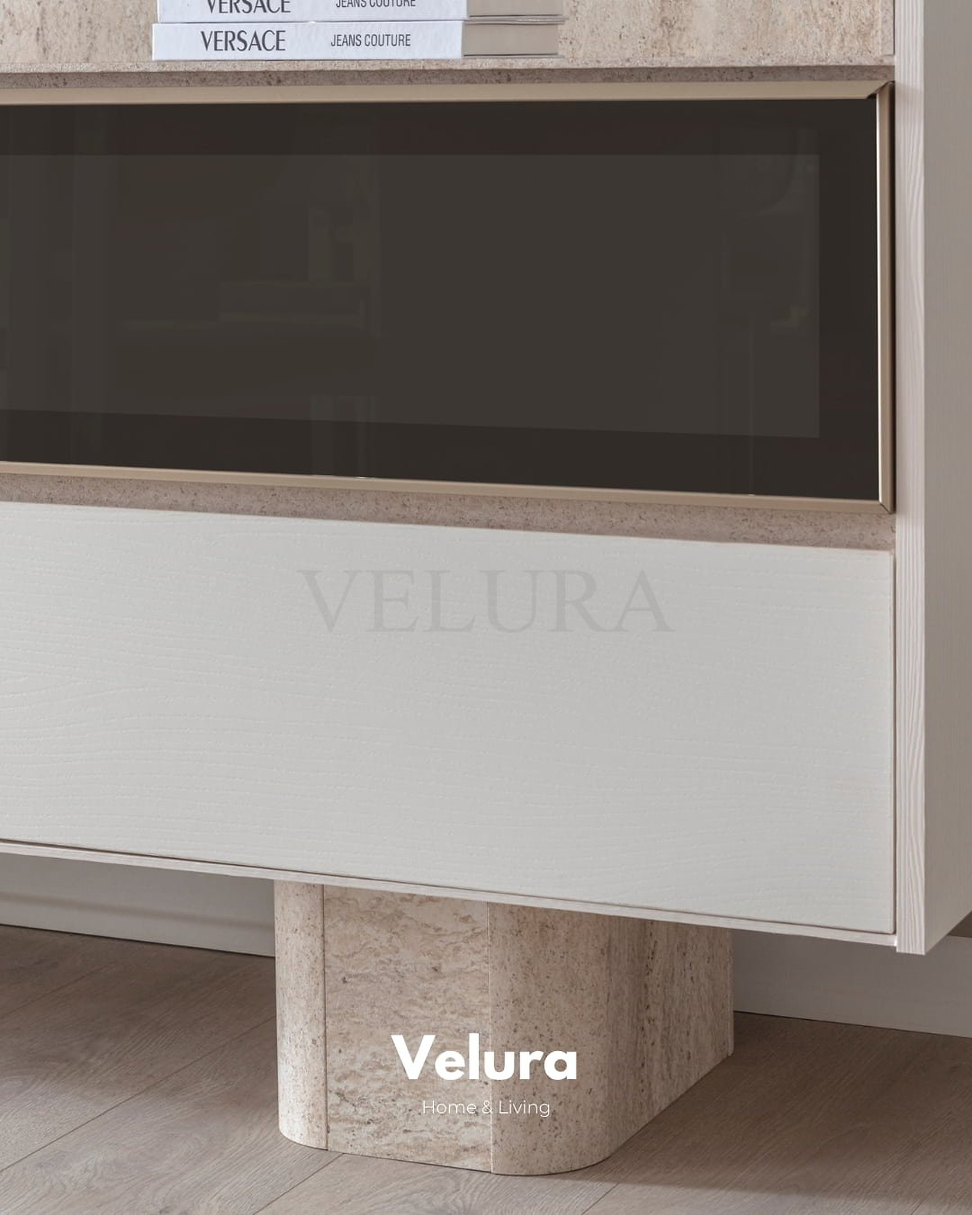 Modern salon–yemek alanında konumlandırılmış Flora Konsol
