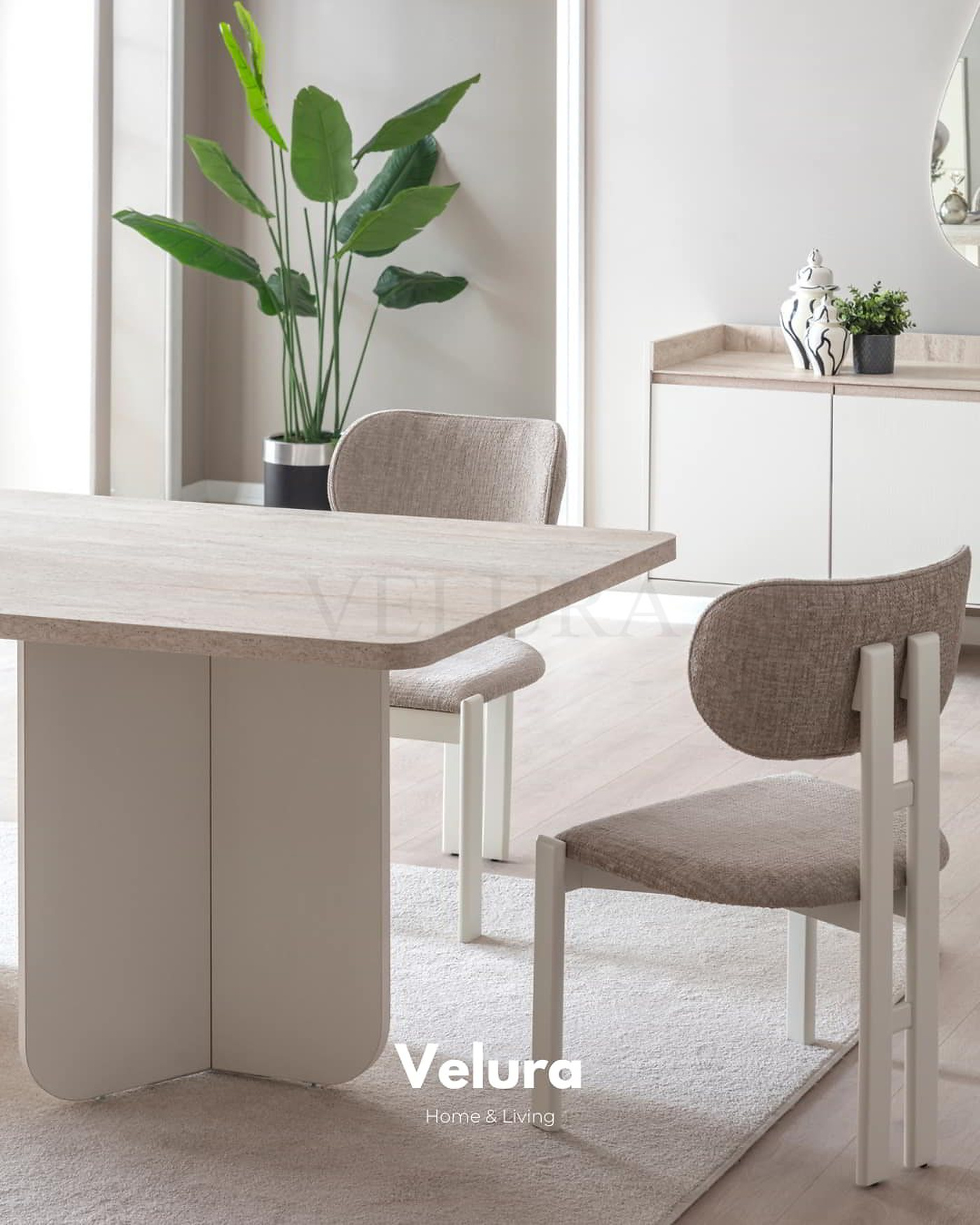 Flora Yemek Masası – Beyaz tabla ve traverten ayak detaylı modern masa