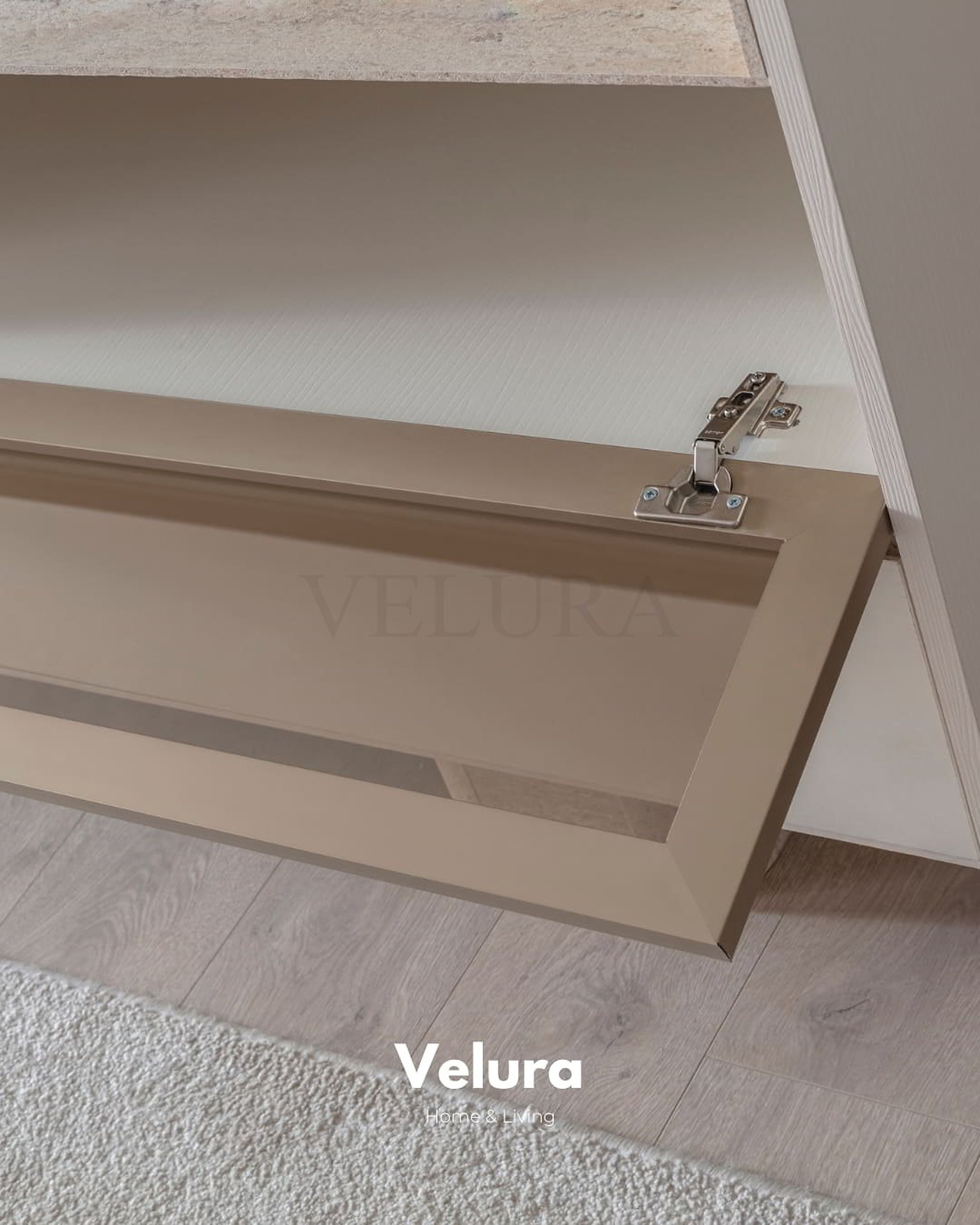 Modern salon–yemek alanında konumlandırılmış Flora Konsol