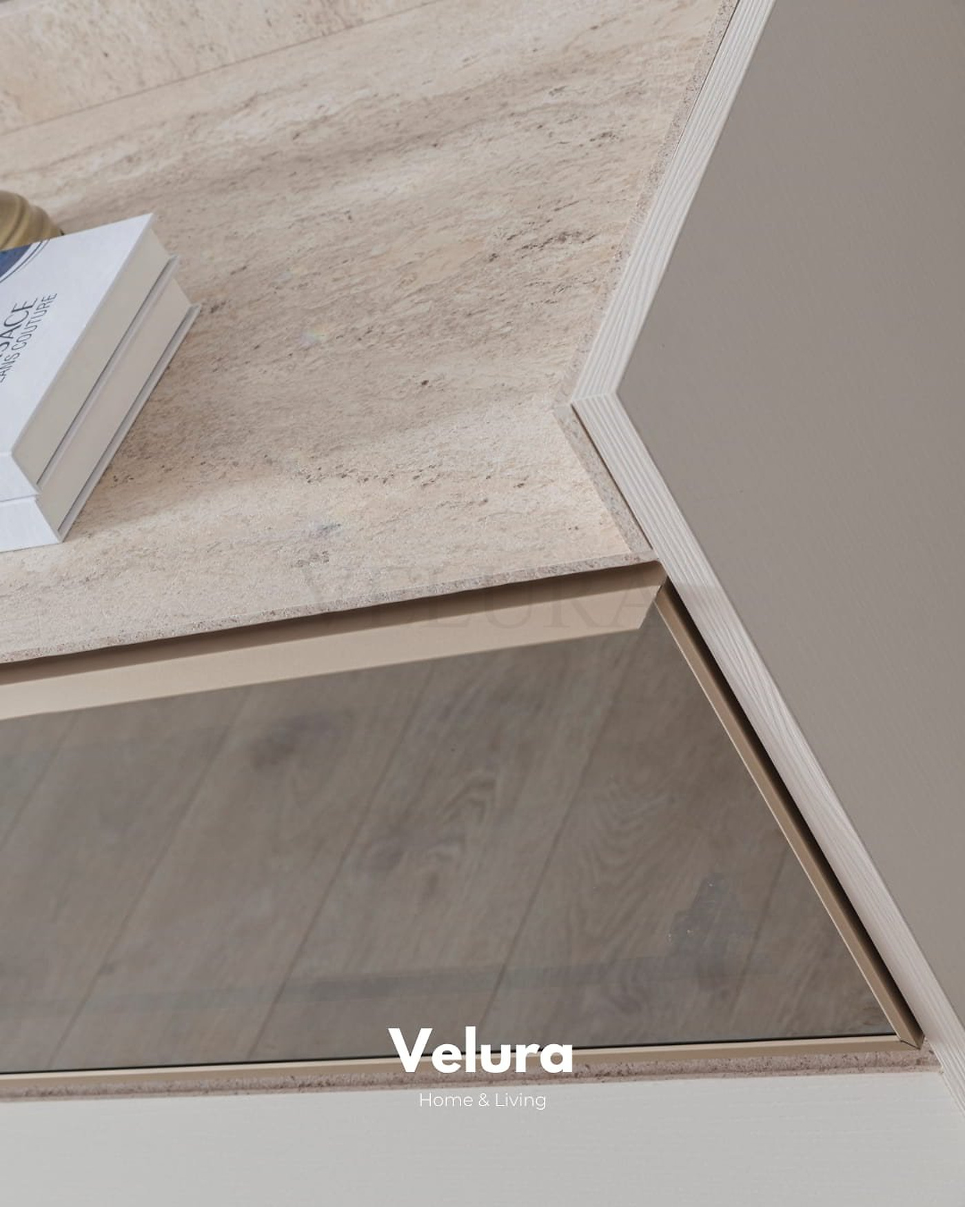 Modern salon–yemek alanında konumlandırılmış Flora Konsol