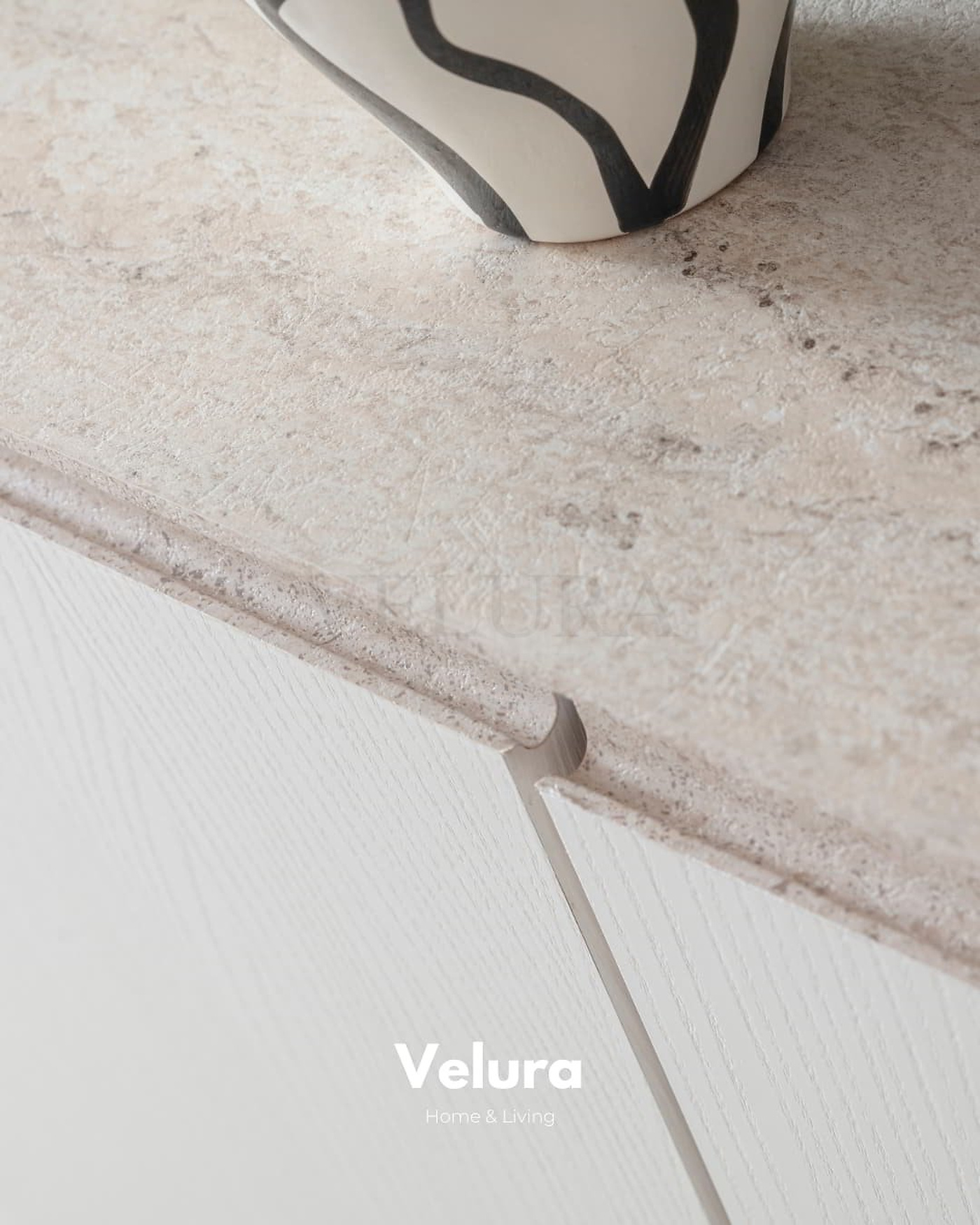 Modern salon–yemek alanında konumlandırılmış Flora Konsol
