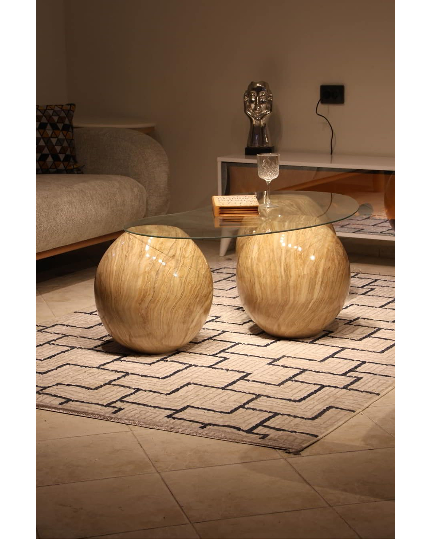Şeffaf Cam Üst Tablasıyla Modern Traverten Sehpa 41 cm Traverten Sehpa Şeffaf Cam - Velura Home