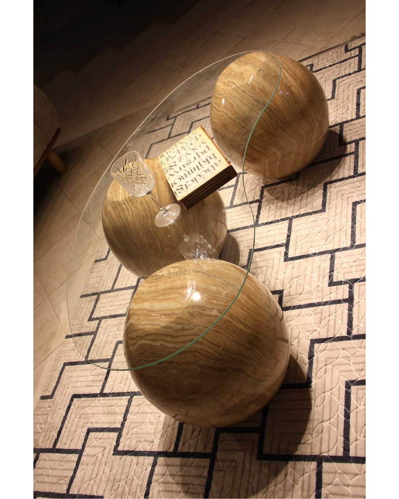 Şeffaf Cam Üst Tablasıyla Modern Traverten Sehpa 41 cm Traverten Sehpa Şeffaf Cam - Velura Home