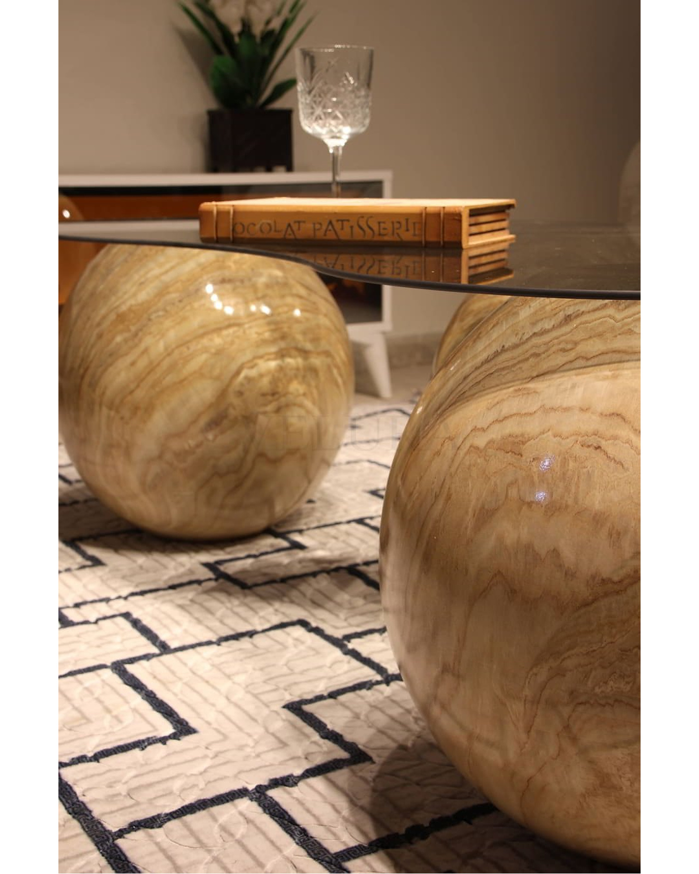 Füme Cam Üst Tablasıyla Modern Sehpa 41 cm Traverten Sehpa Velura Home