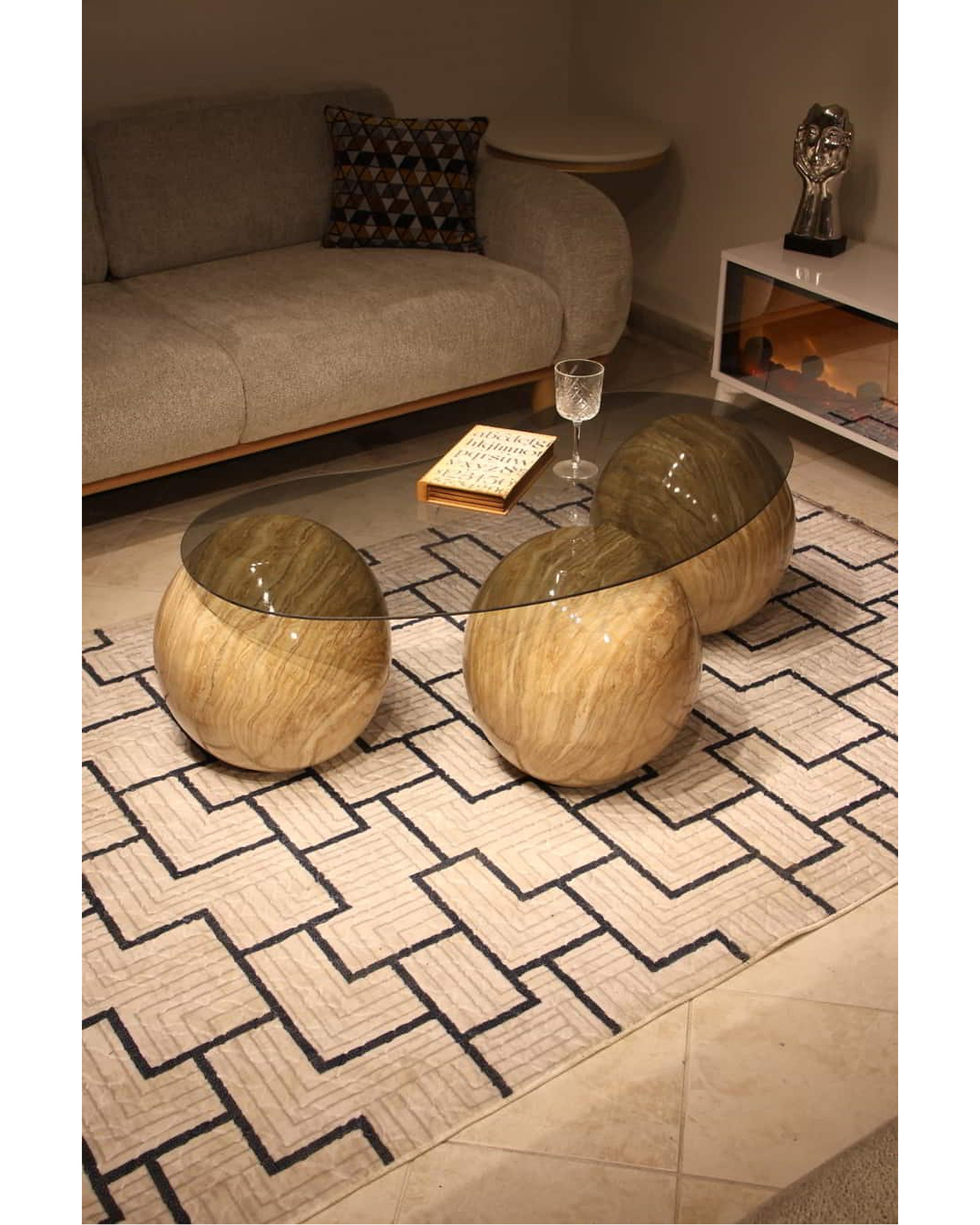 Füme Cam Üst Tablasıyla Modern Sehpa 41 cm Traverten Sehpa Velura Home