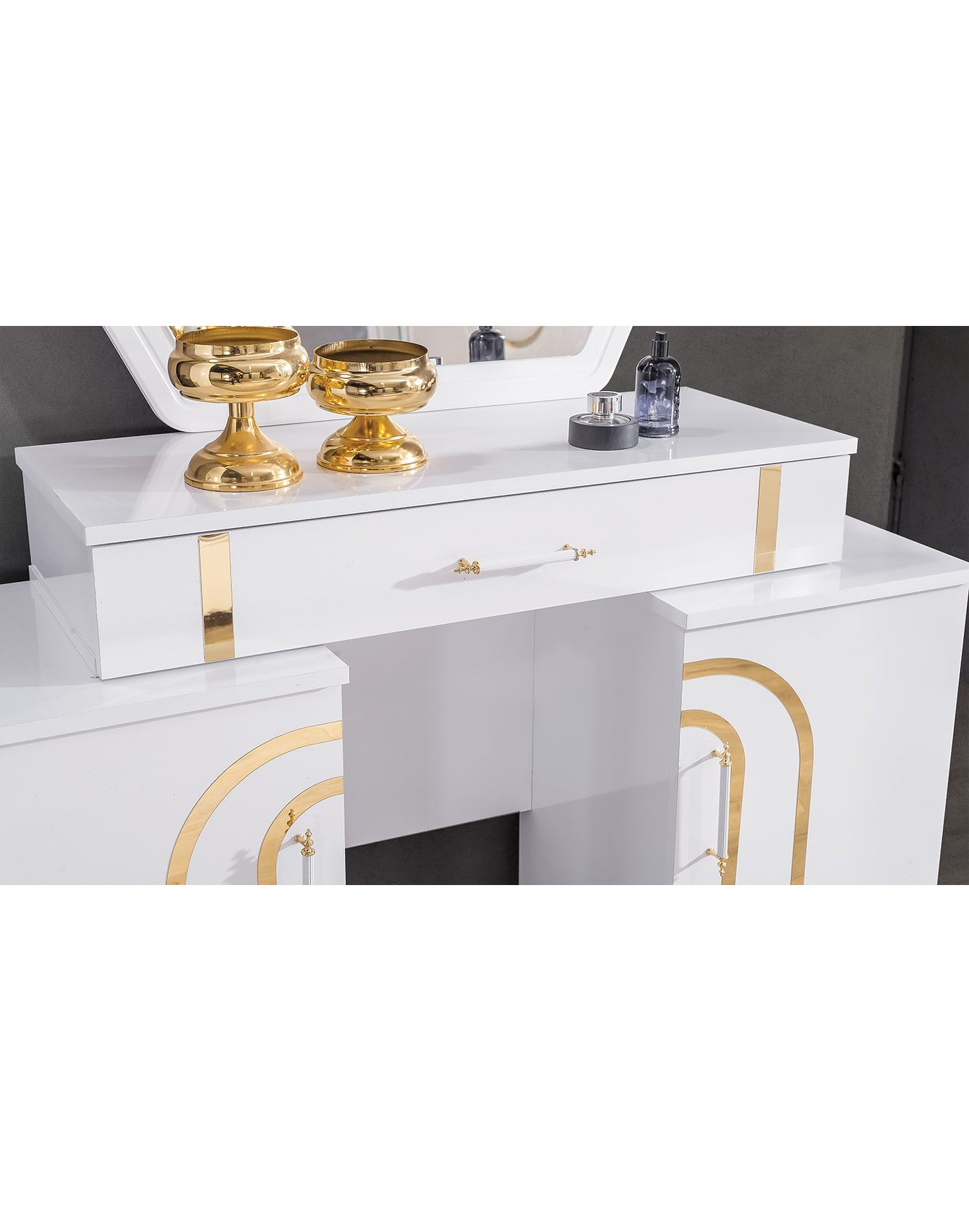 Sole Klasik Beyaz Gold Yatak Odası Takımı Beyaz ve gold uyumlu lüks yatak odası mobilyası