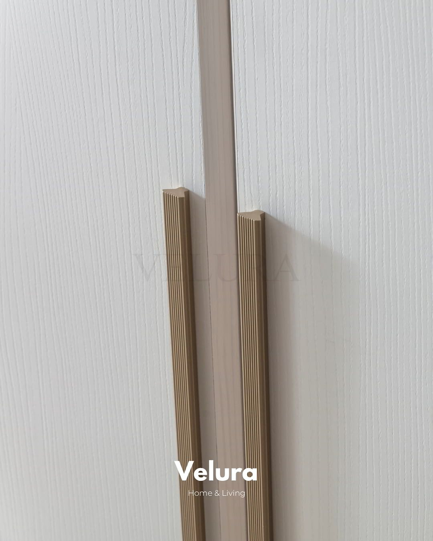 Valore Yatak Odası Takımı – Kırık beyaz × gold, bazalı karyola ve cam kapaklı gardırop