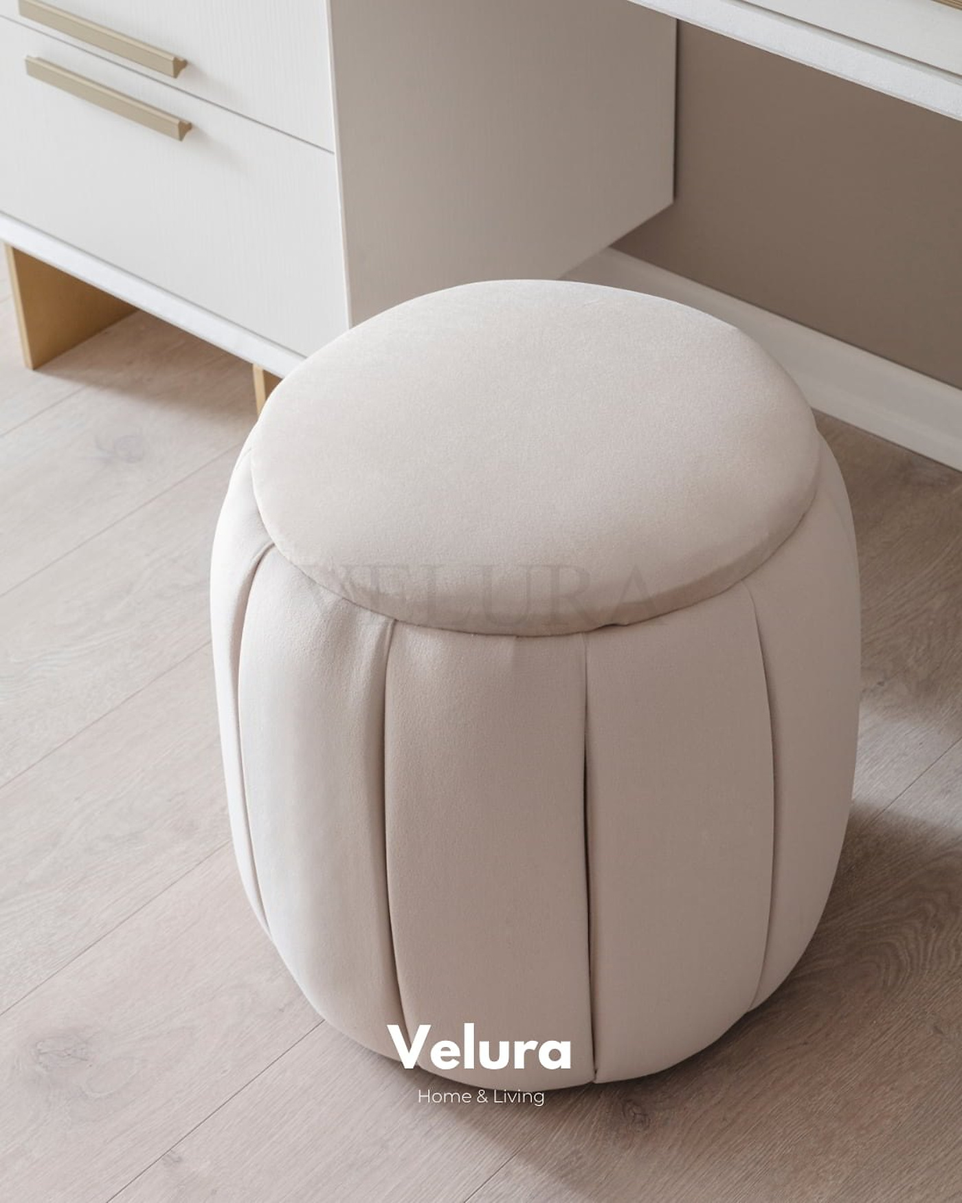 Valore Yatak Odası Takımı – Kırık beyaz × gold, bazalı karyola ve cam kapaklı gardırop