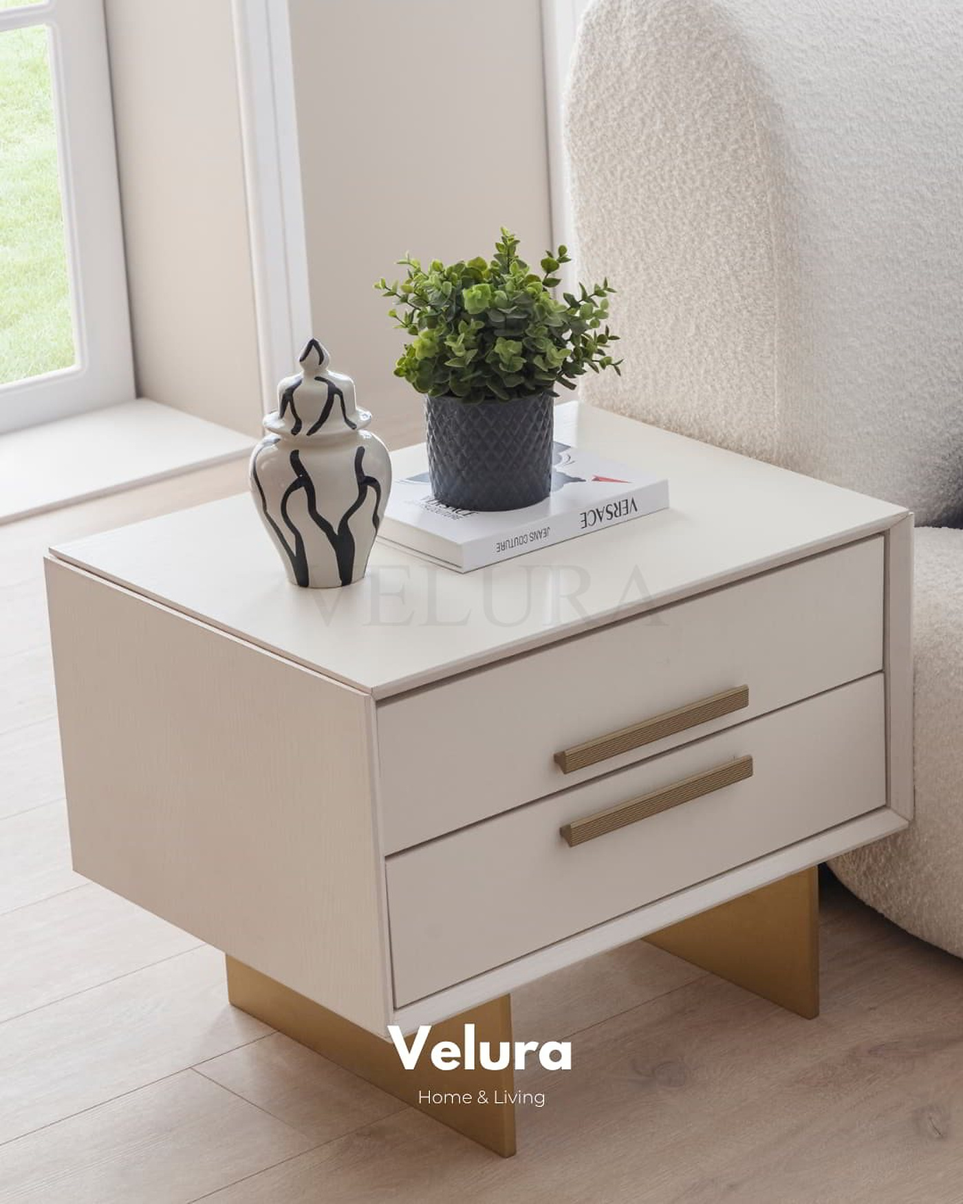 Valore Yatak Odası Takımı – Kırık beyaz × gold, bazalı karyola ve cam kapaklı gardırop
