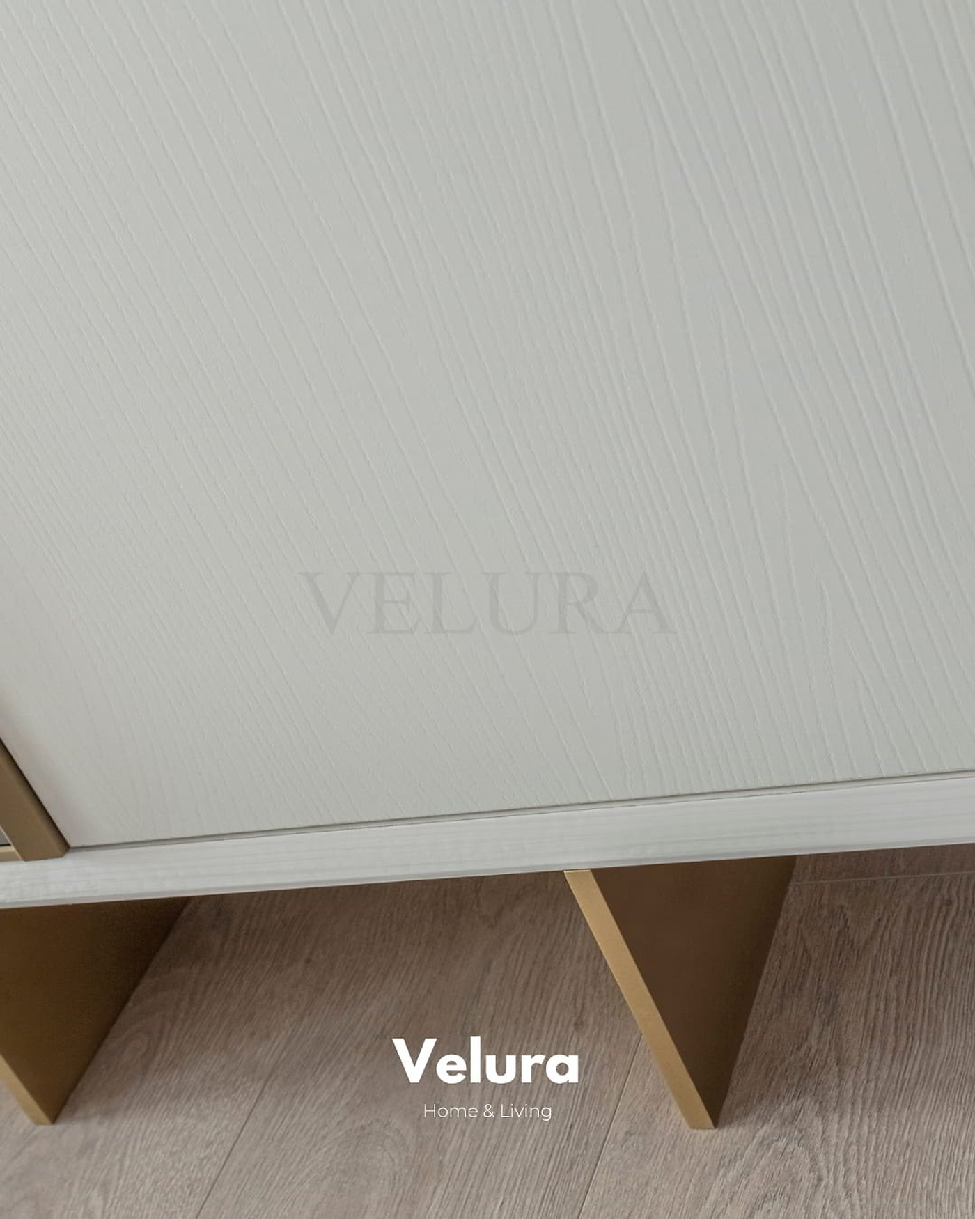 Valore Konsol – Beyaz yüzeyli, gold ayak ve kulplu modern konsol