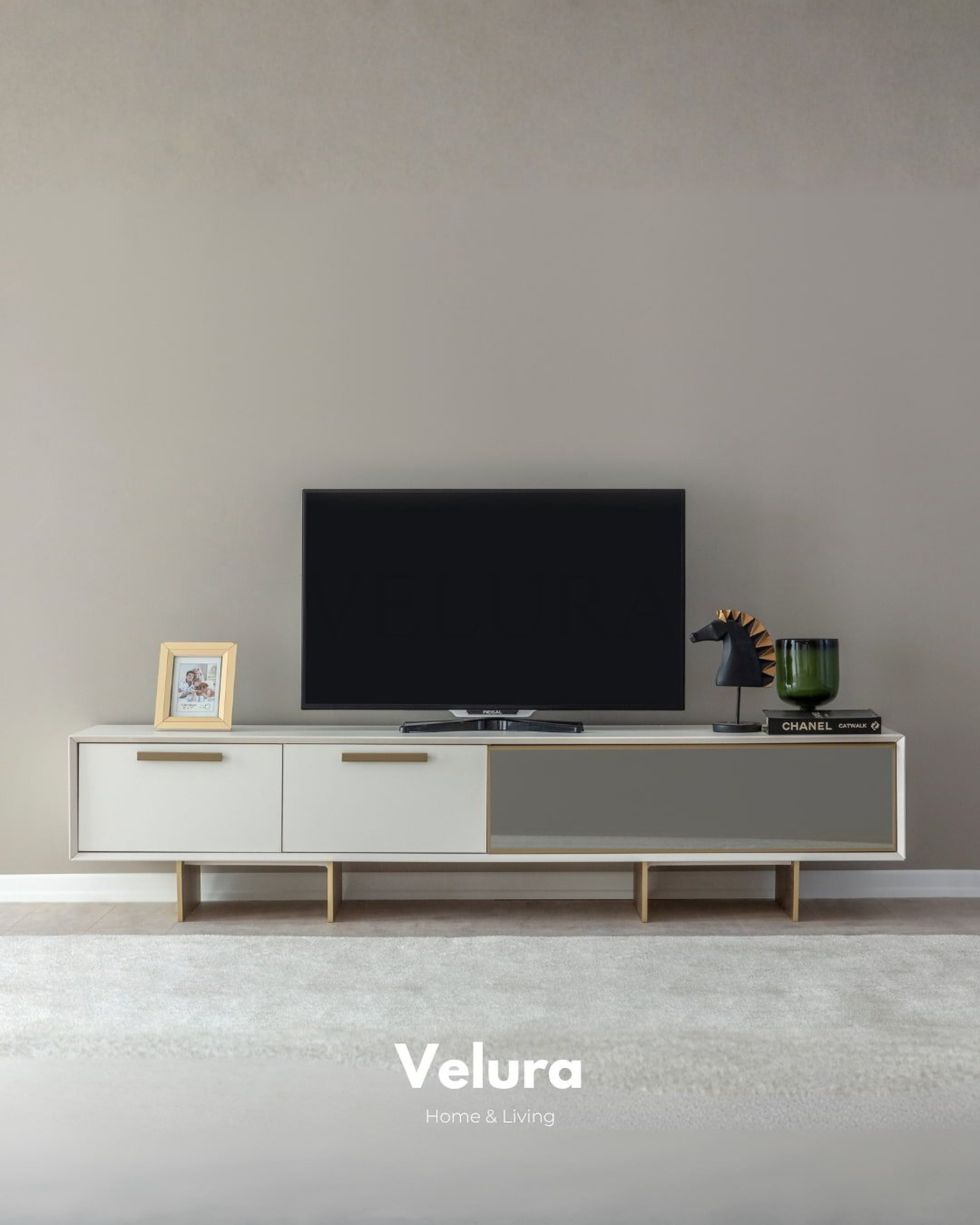 Valore TV Ünitesi – Beyaz yüzeyli, gold detaylı, cam kapaklı modern ünite