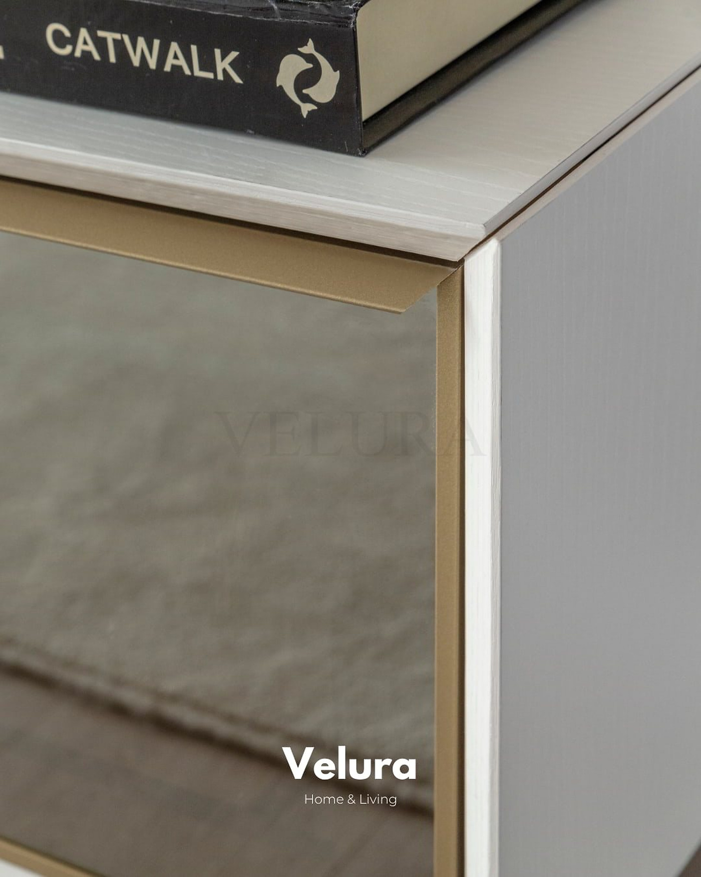 Valore TV Ünitesi – Beyaz yüzeyli, gold detaylı, cam kapaklı modern ünite