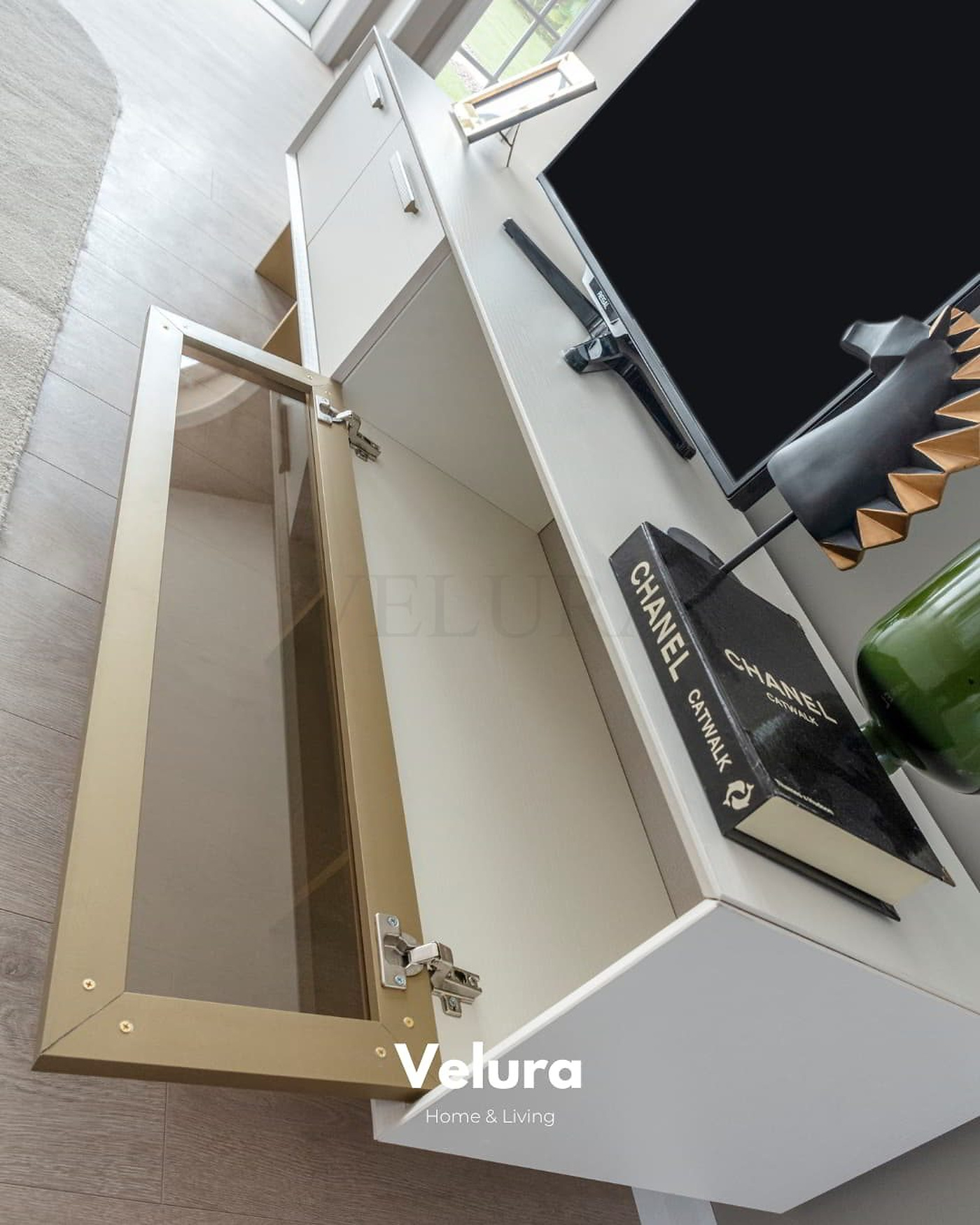Valore TV Ünitesi – Beyaz yüzeyli, gold detaylı, cam kapaklı modern ünite