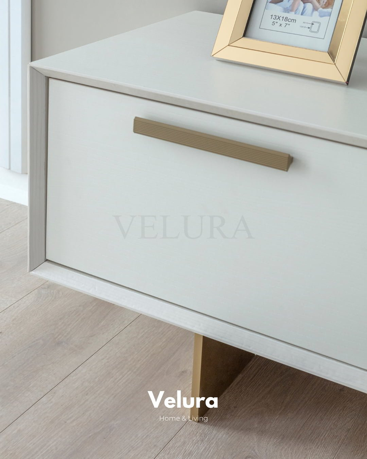Valore TV Ünitesi – Beyaz yüzeyli, gold detaylı, cam kapaklı modern ünite