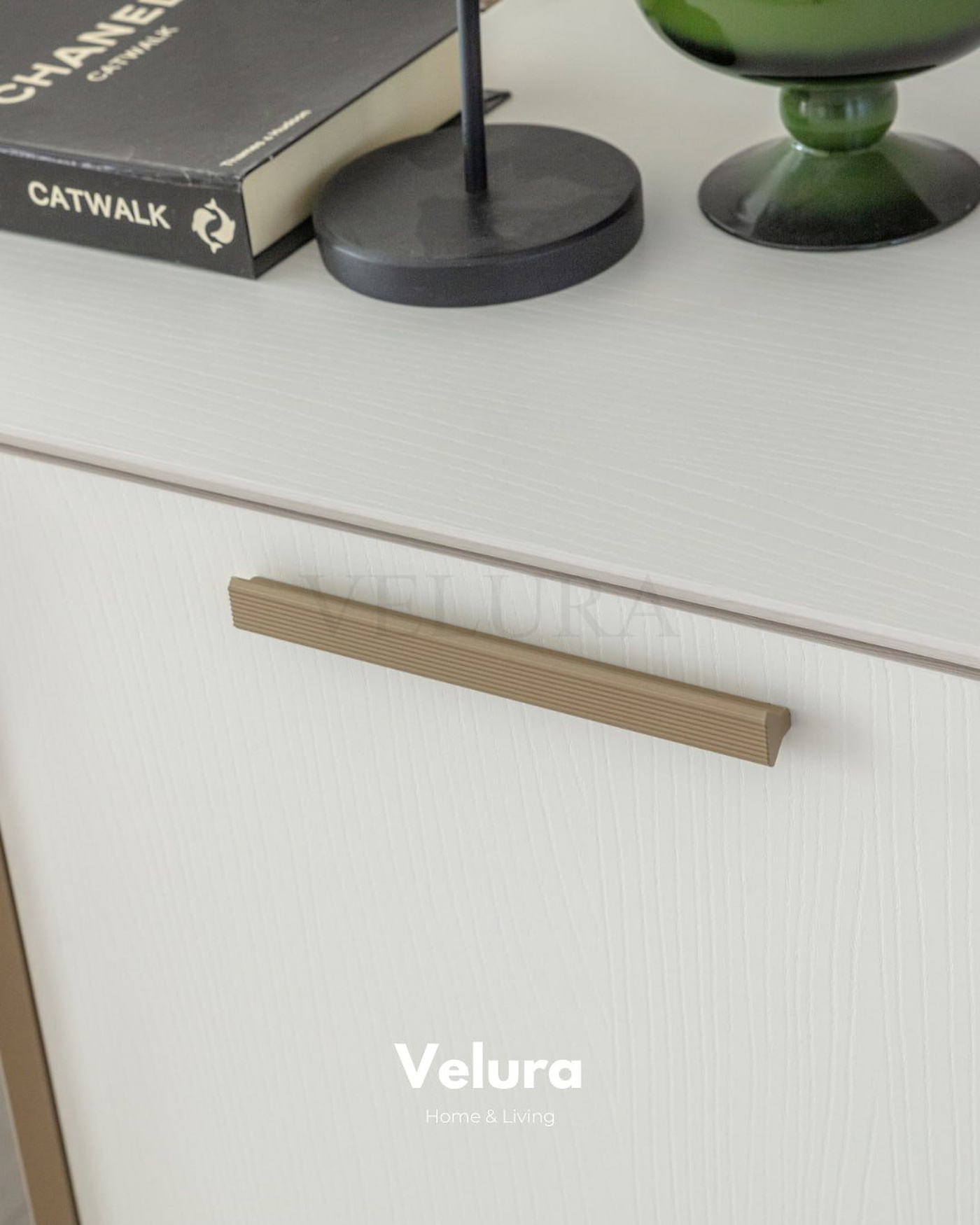 Valore Konsol – Beyaz yüzeyli, gold ayak ve kulplu modern konsol