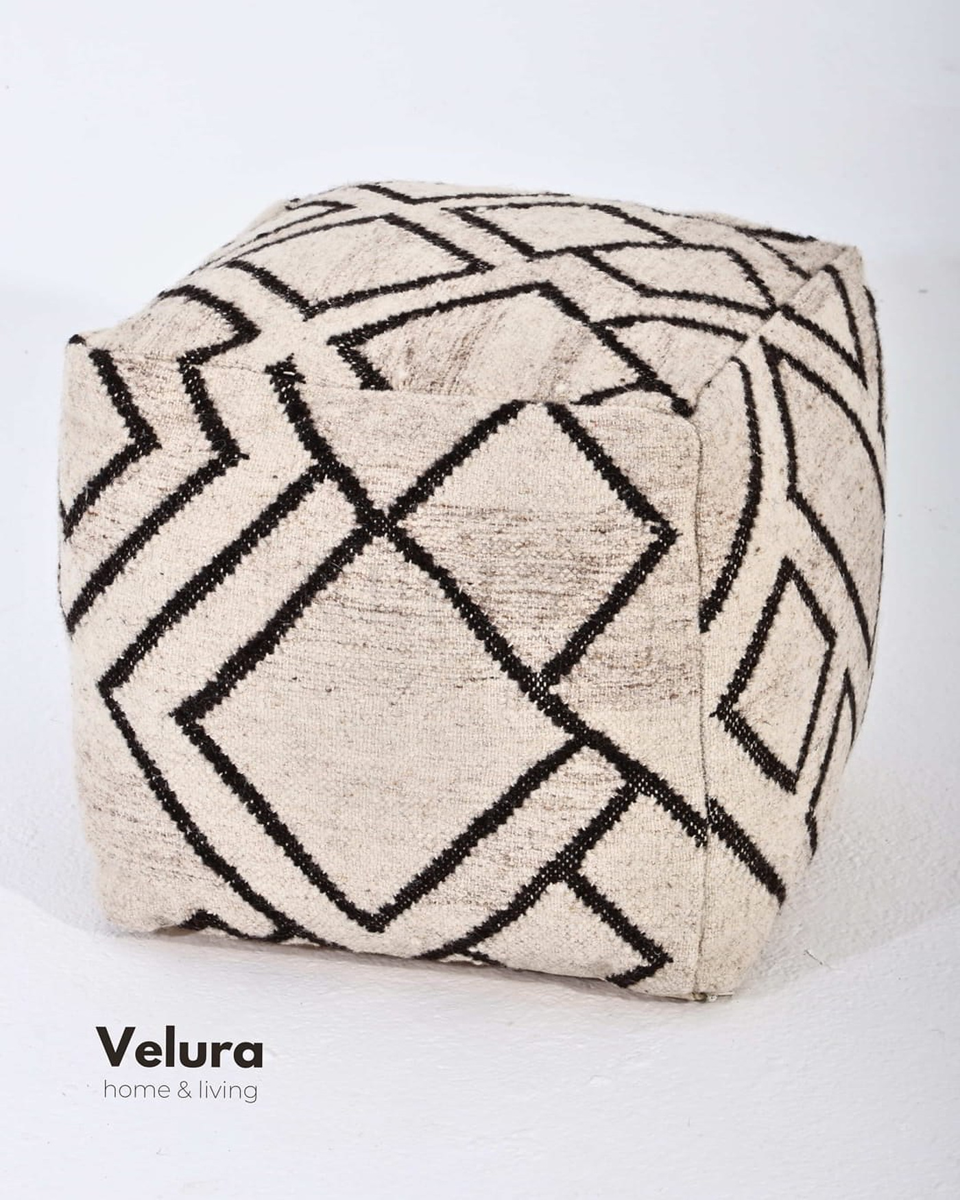 Waylon Ivory Black puf krem siyah tasarım