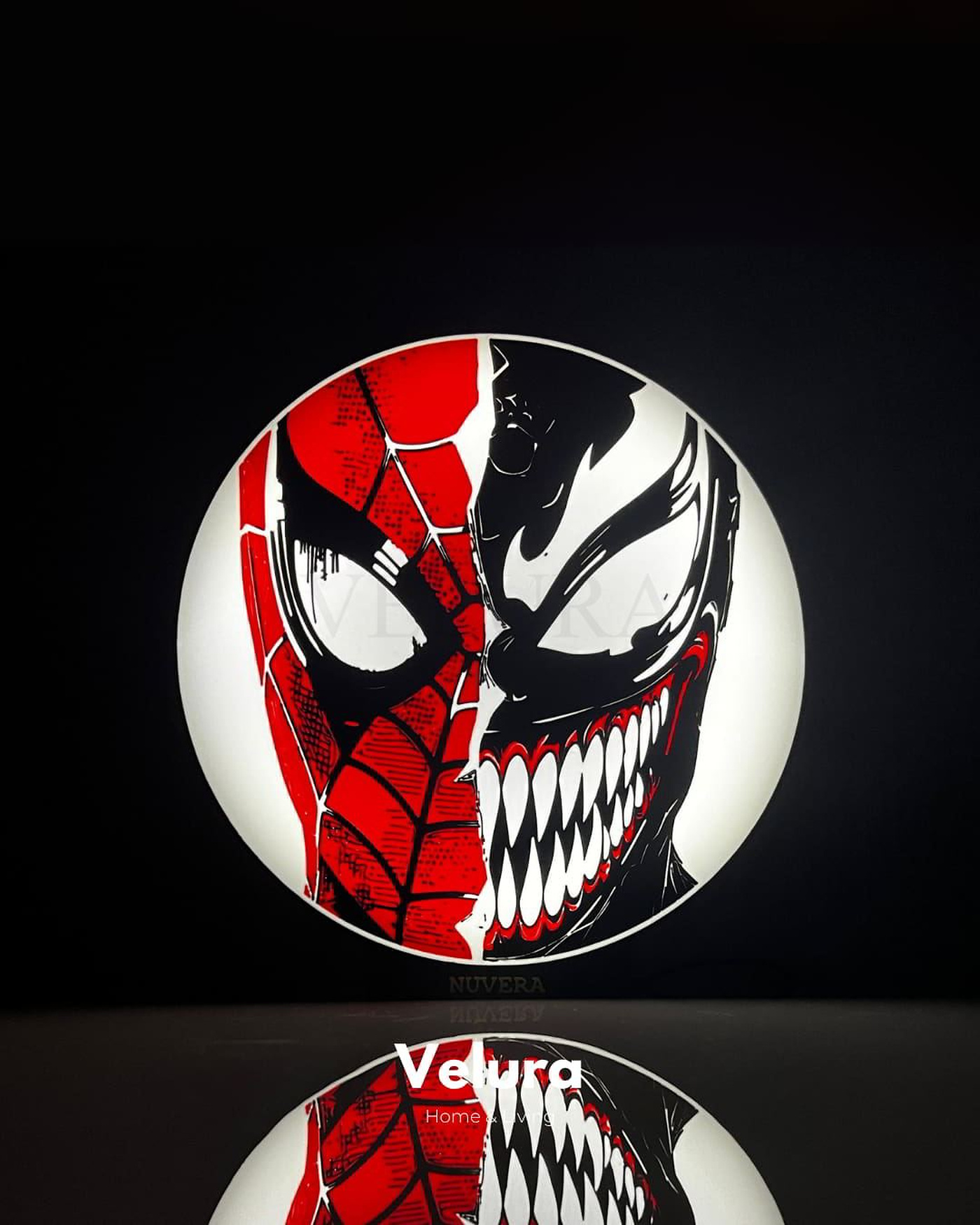Venom esintili figürlü dekoratif ışık; sert plastik gövdeyle loş ambiyans