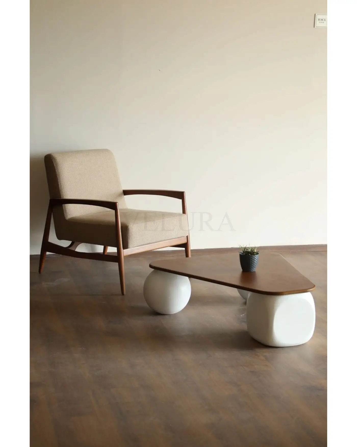 Şık ve Modern Üçgen MDF Orta Sehpa
