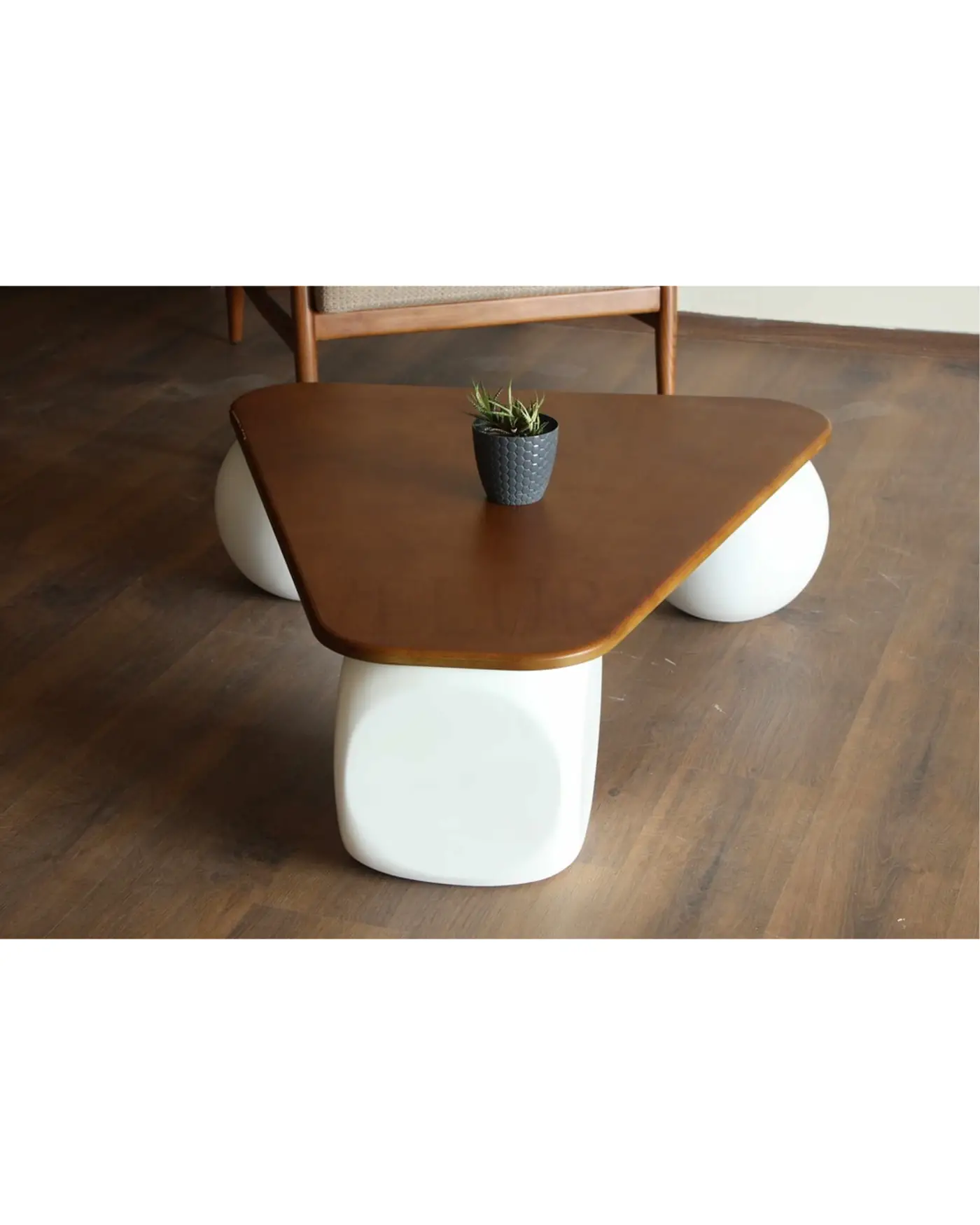 Şık ve Modern Üçgen MDF Orta Sehpa