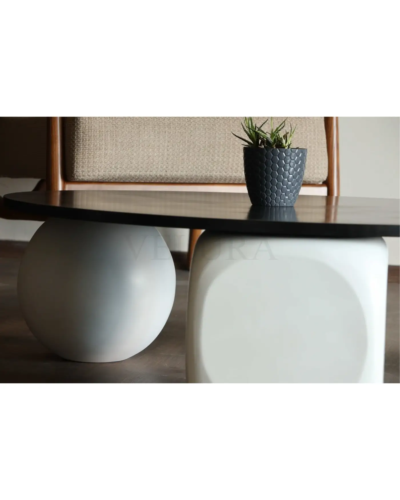 Minimalist Siyah Yuvarlak Orta Sehpa Modeli