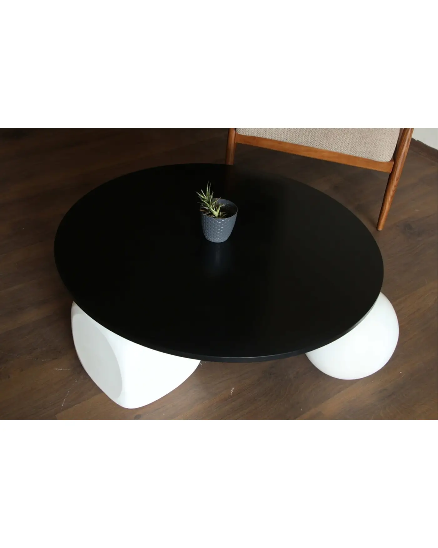 Minimalist Siyah Yuvarlak Orta Sehpa Modeli