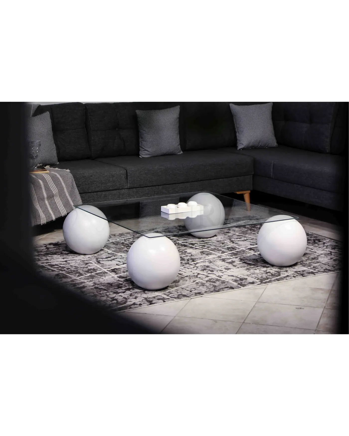 Beyaz Top Ayaklı Kare Cam Sehpa Modeli