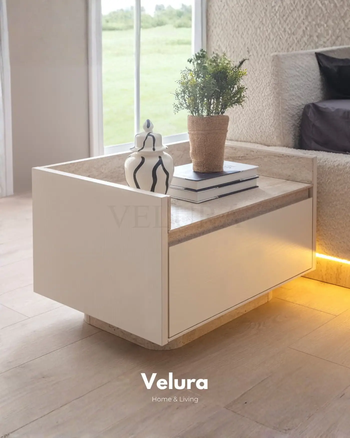 Flora Komodin – Kırık beyaz, traverten ayaklı, tek çekmeceli modern komodin
