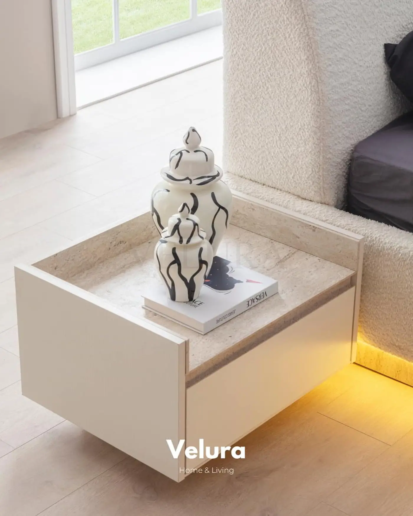 Flora Komodin – Kırık beyaz, traverten ayaklı, tek çekmeceli modern komodin