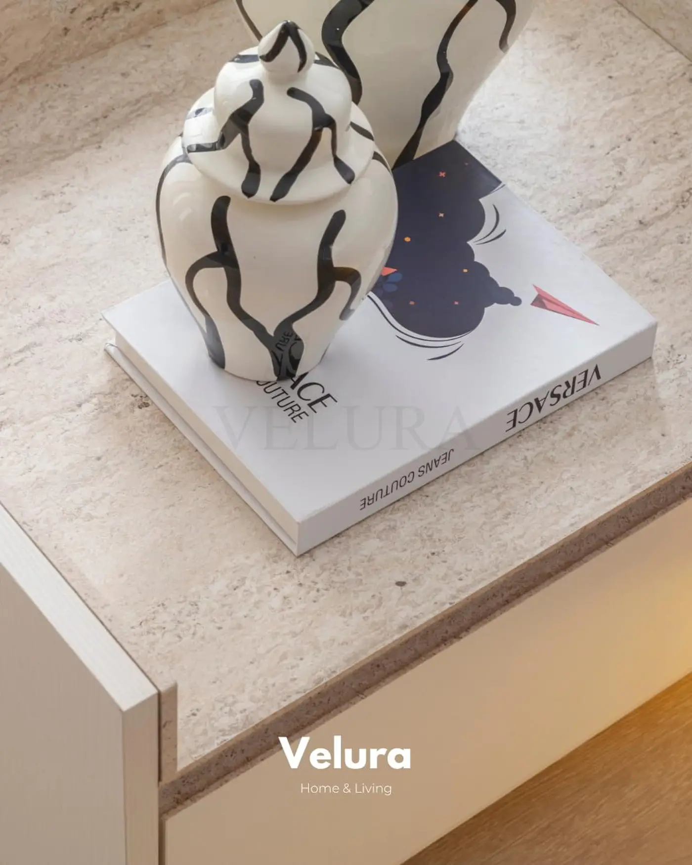Flora Komodin – Kırık beyaz, traverten ayaklı, tek çekmeceli modern komodin