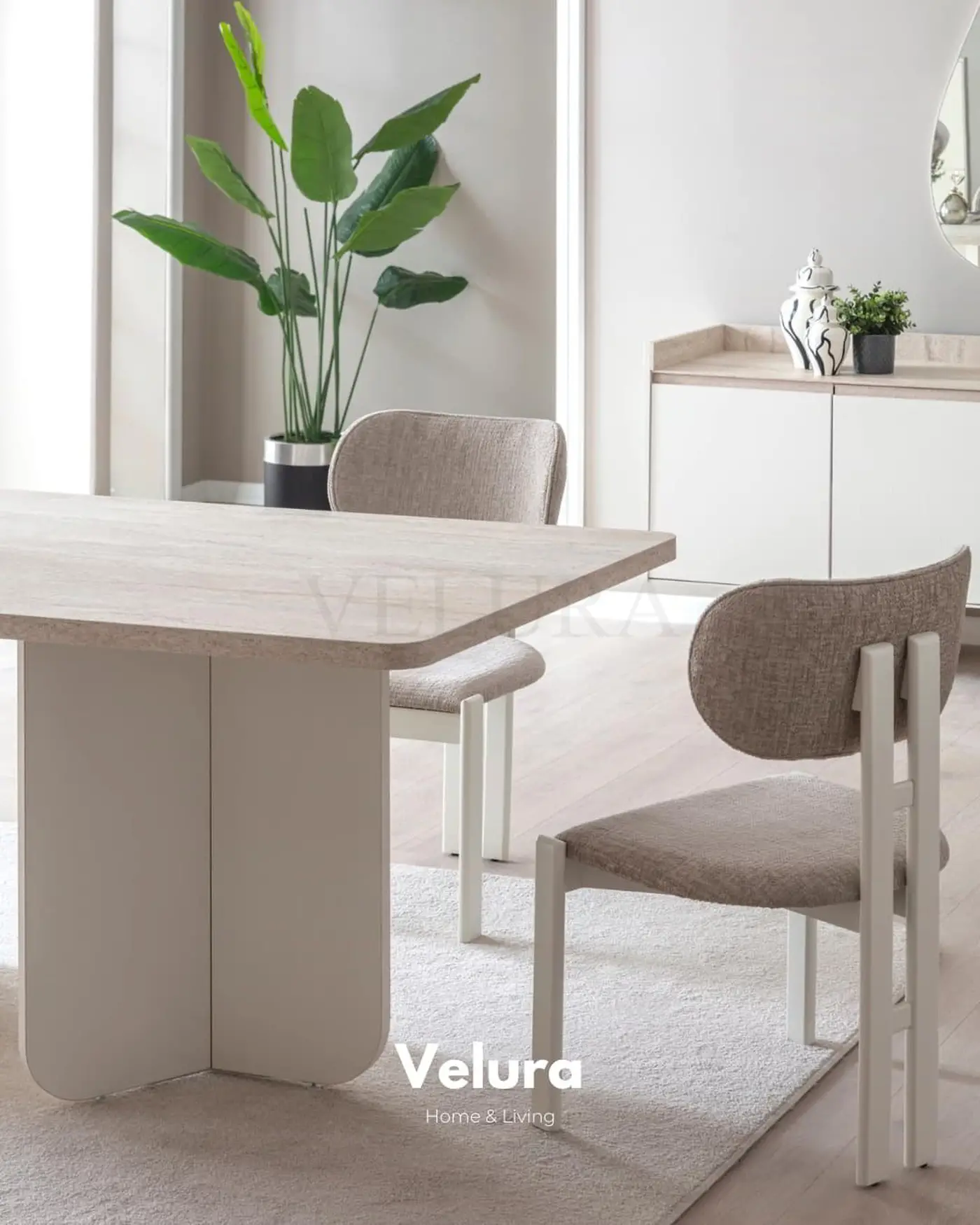 Flora Yemek Masası – Beyaz tabla ve traverten ayak detaylı modern masa