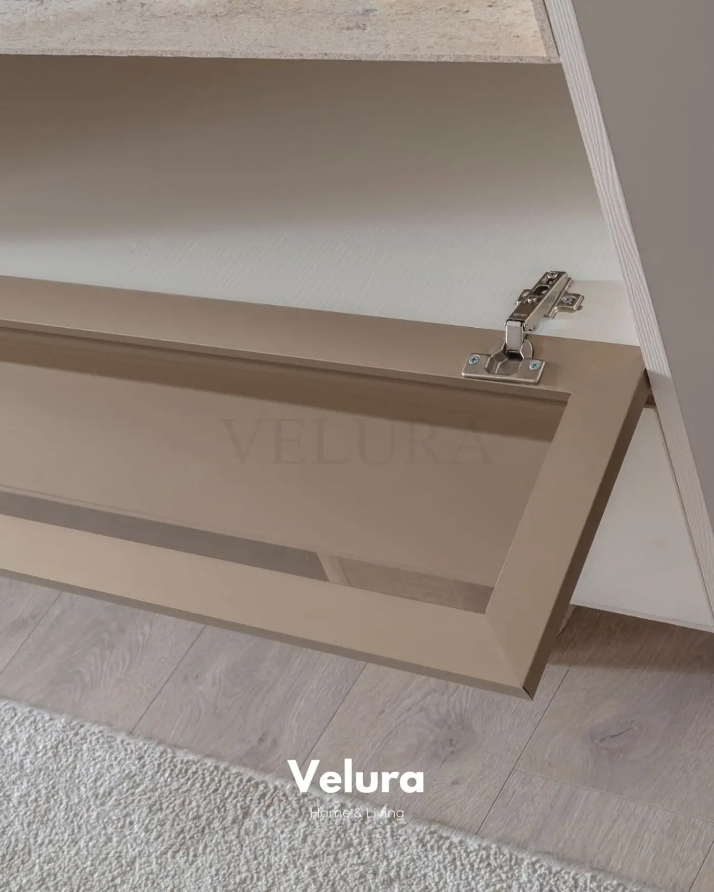 Modern salon–yemek alanında konumlandırılmış Flora Konsol