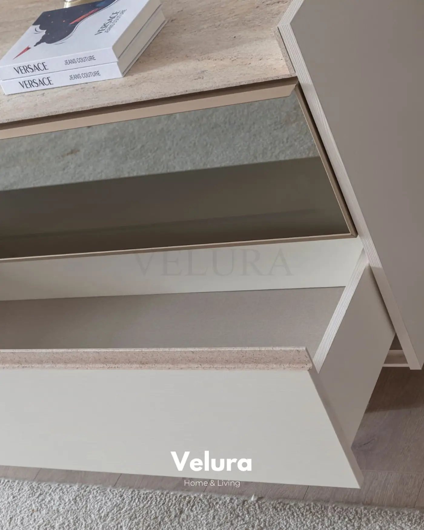 Modern salon–yemek alanında konumlandırılmış Flora Konsol