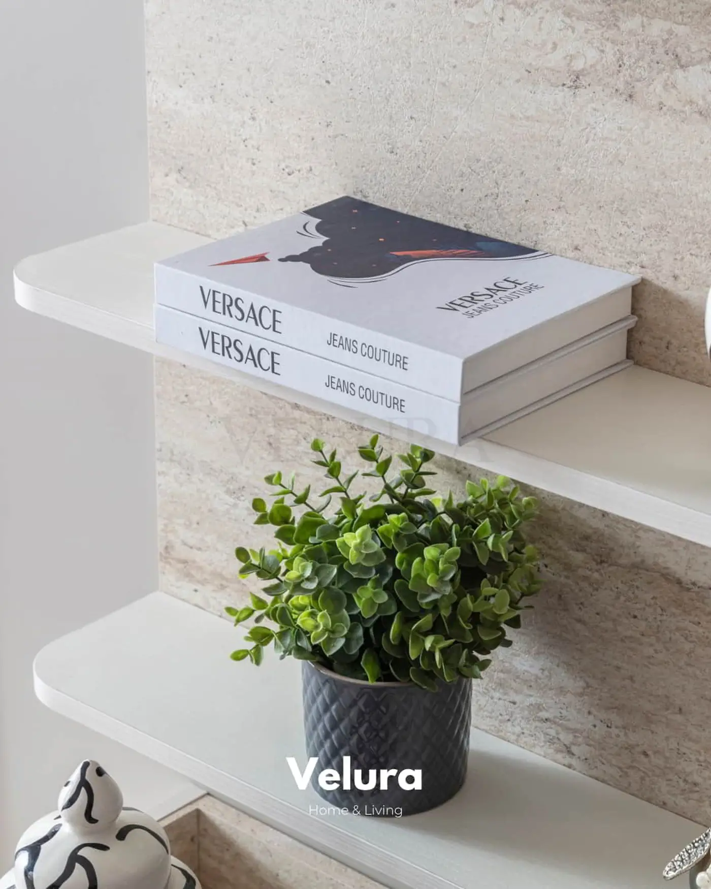 Beyaz ve traverten detaylı Flora TV Ünitesi alt–üst panel ön görünüm