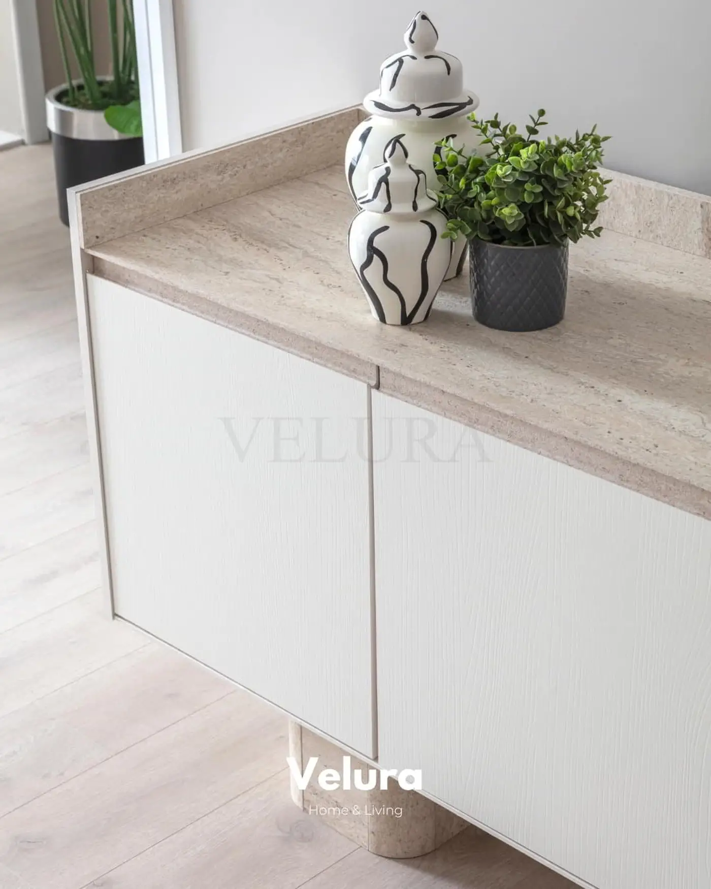 Modern salon–yemek alanında konumlandırılmış Flora Konsol