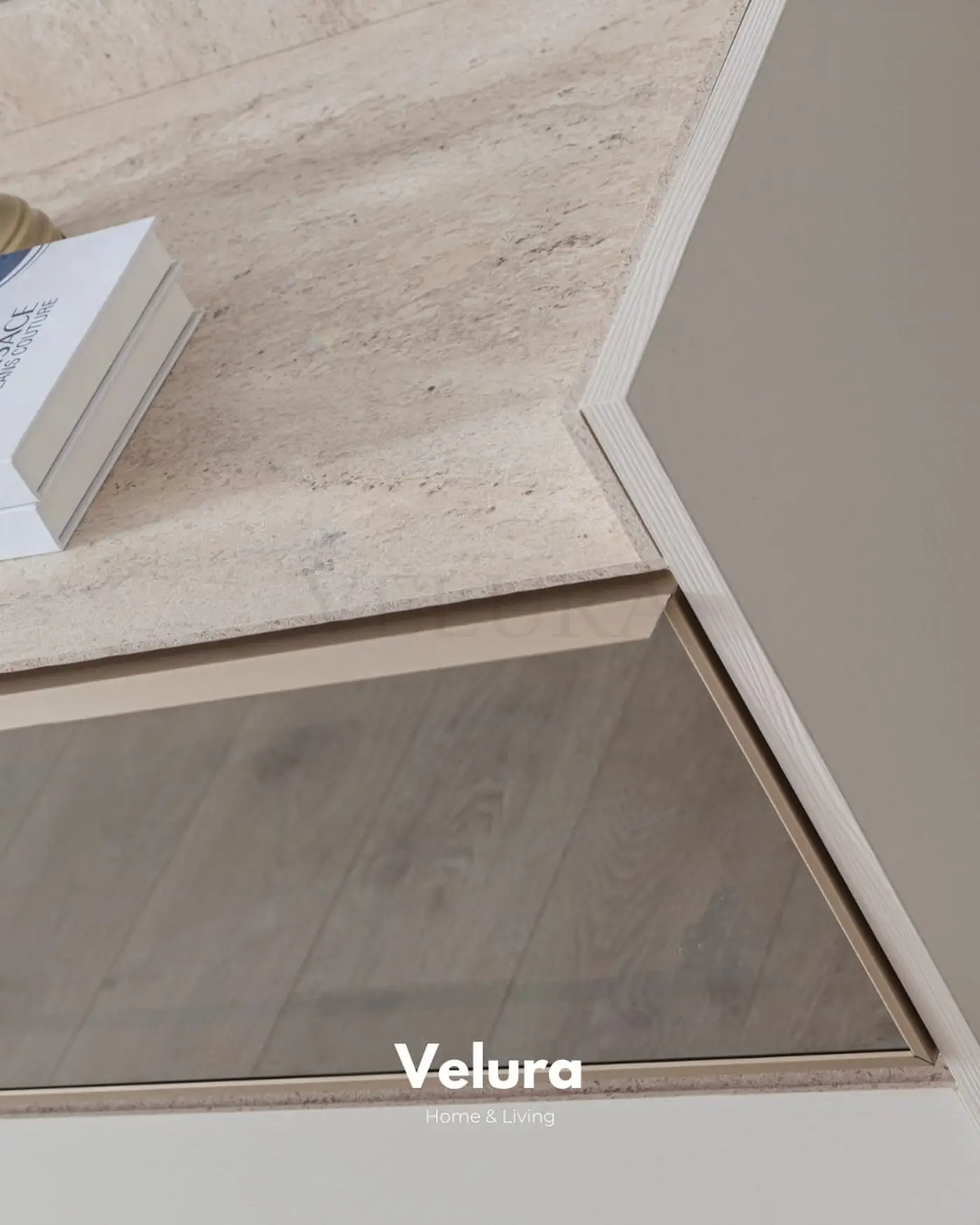 Modern salon–yemek alanında konumlandırılmış Flora Konsol