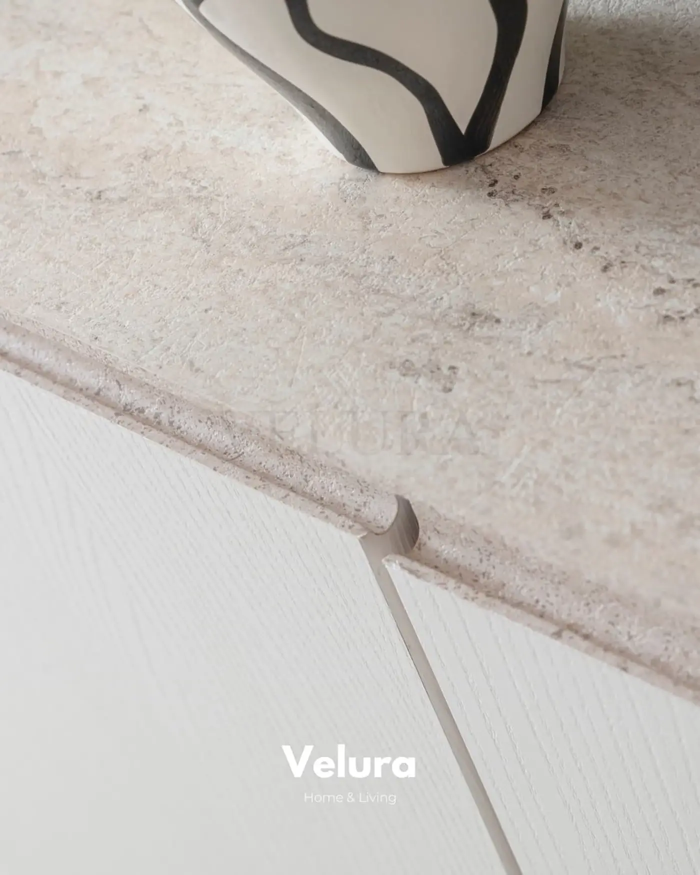 Modern salon–yemek alanında konumlandırılmış Flora Konsol