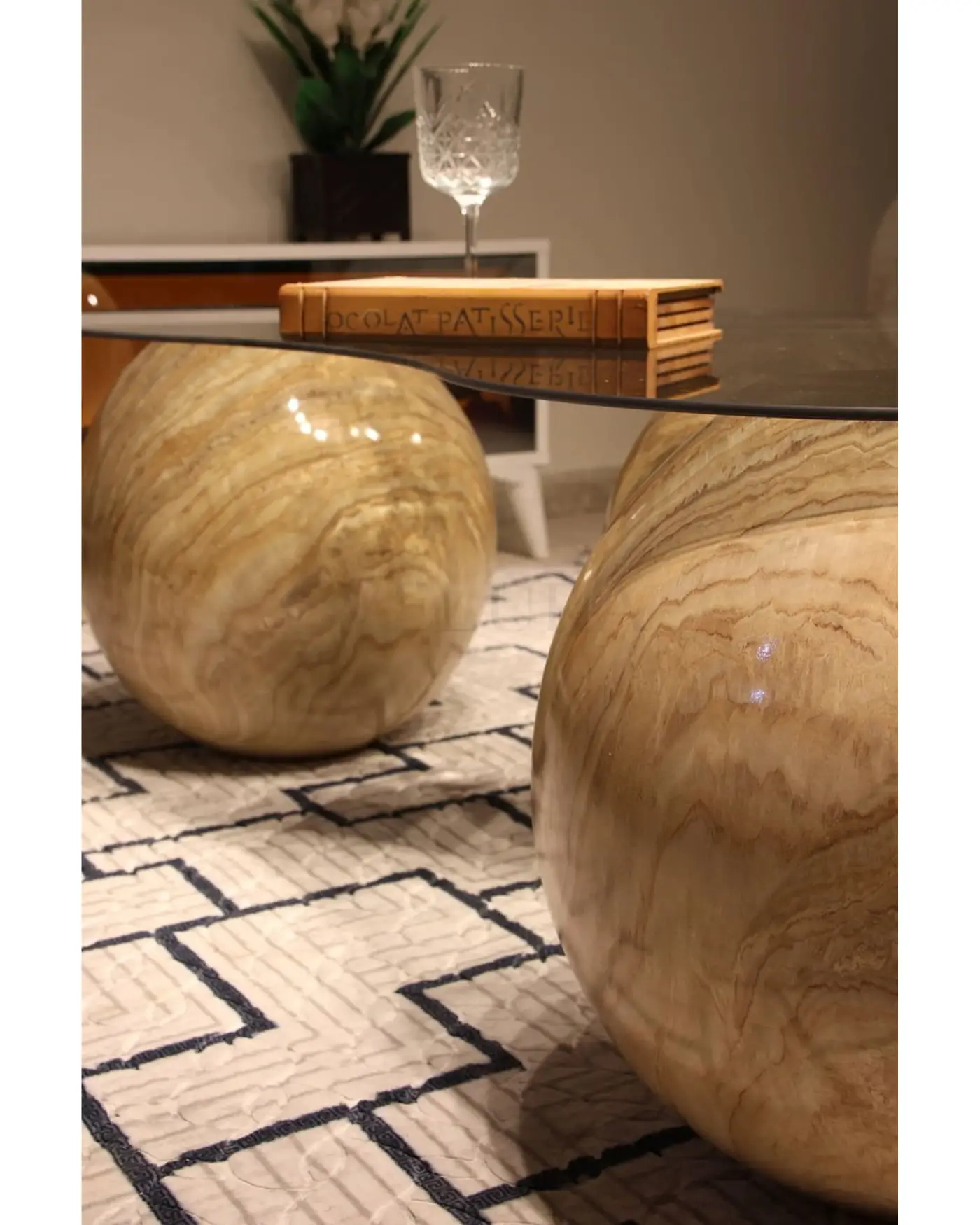 Füme Cam Üst Tablasıyla Modern Sehpa 41 cm Traverten Sehpa Velura Home