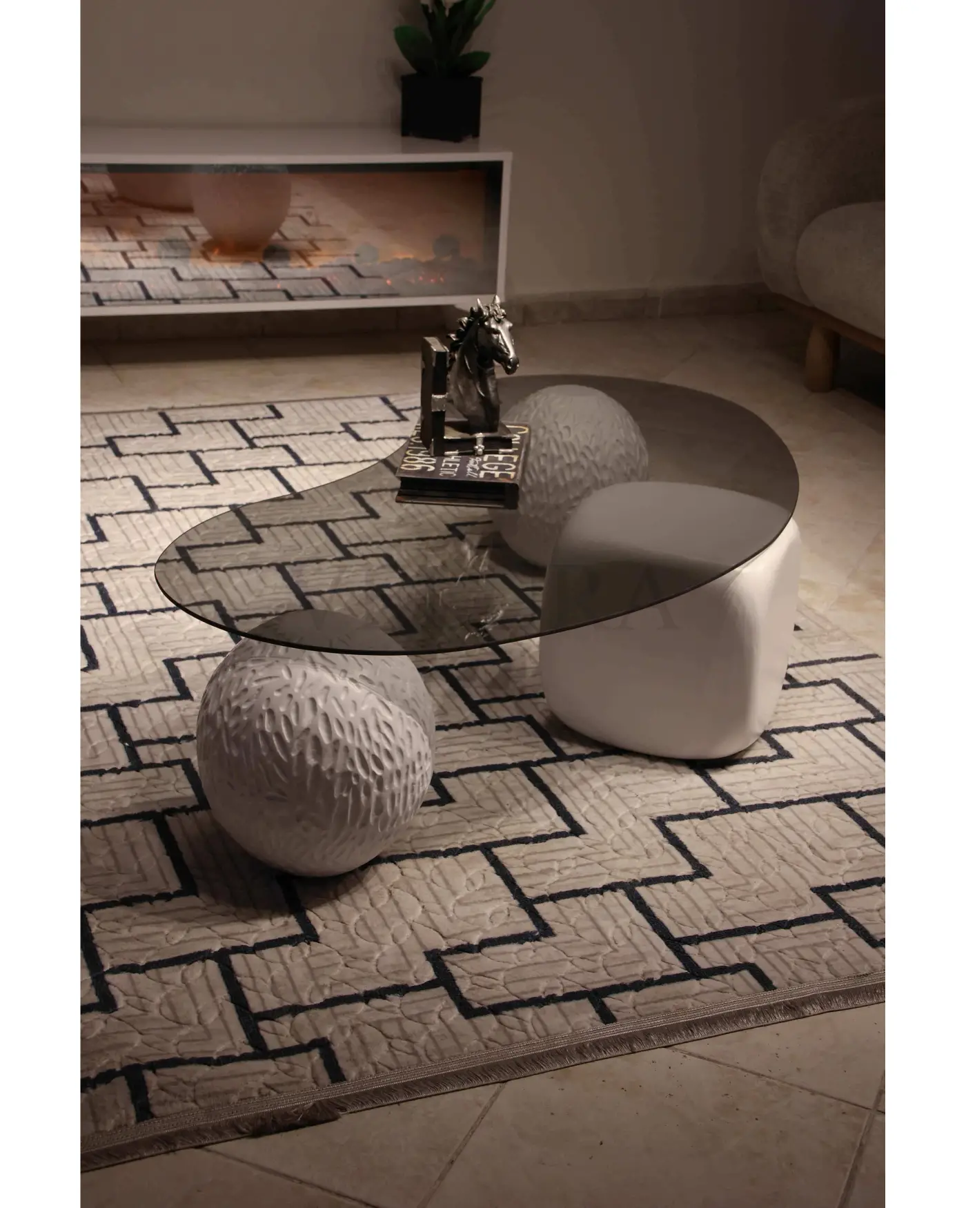 Zaro Desenli Beyaz Füme Cam Orta Sehpa Zaro Desenli Beyaz Füme Cam üçgen orta sehpa