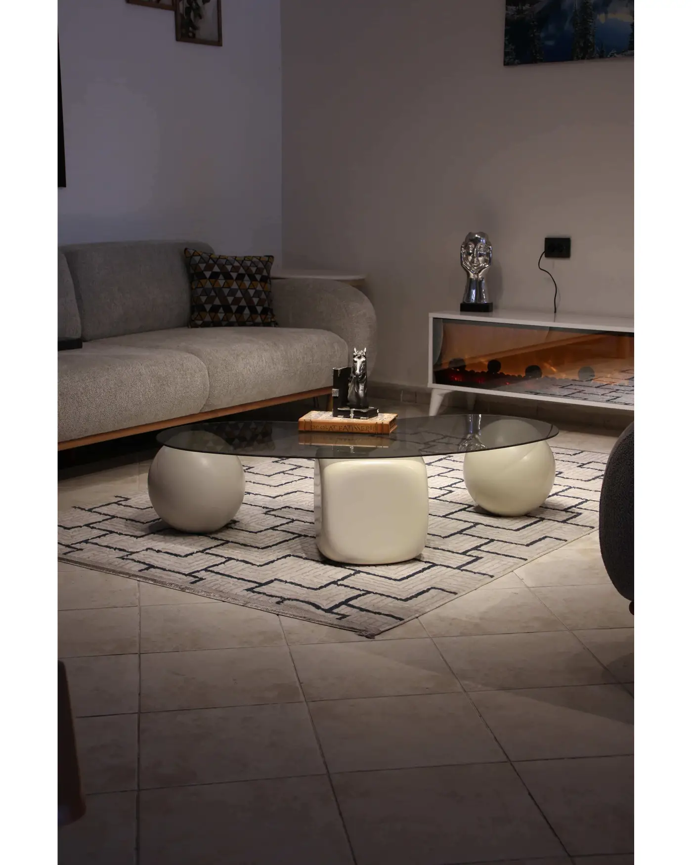 Krem top ve zar ayaklı modern sehpa