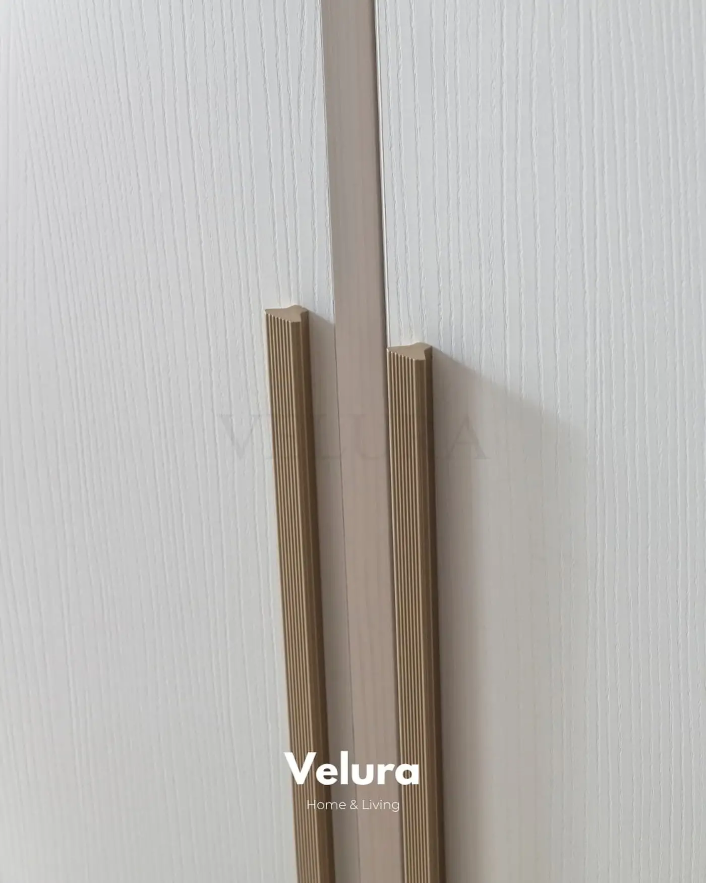 Valore Yatak Odası Takımı – Kırık beyaz × gold, bazalı karyola ve cam kapaklı gardırop