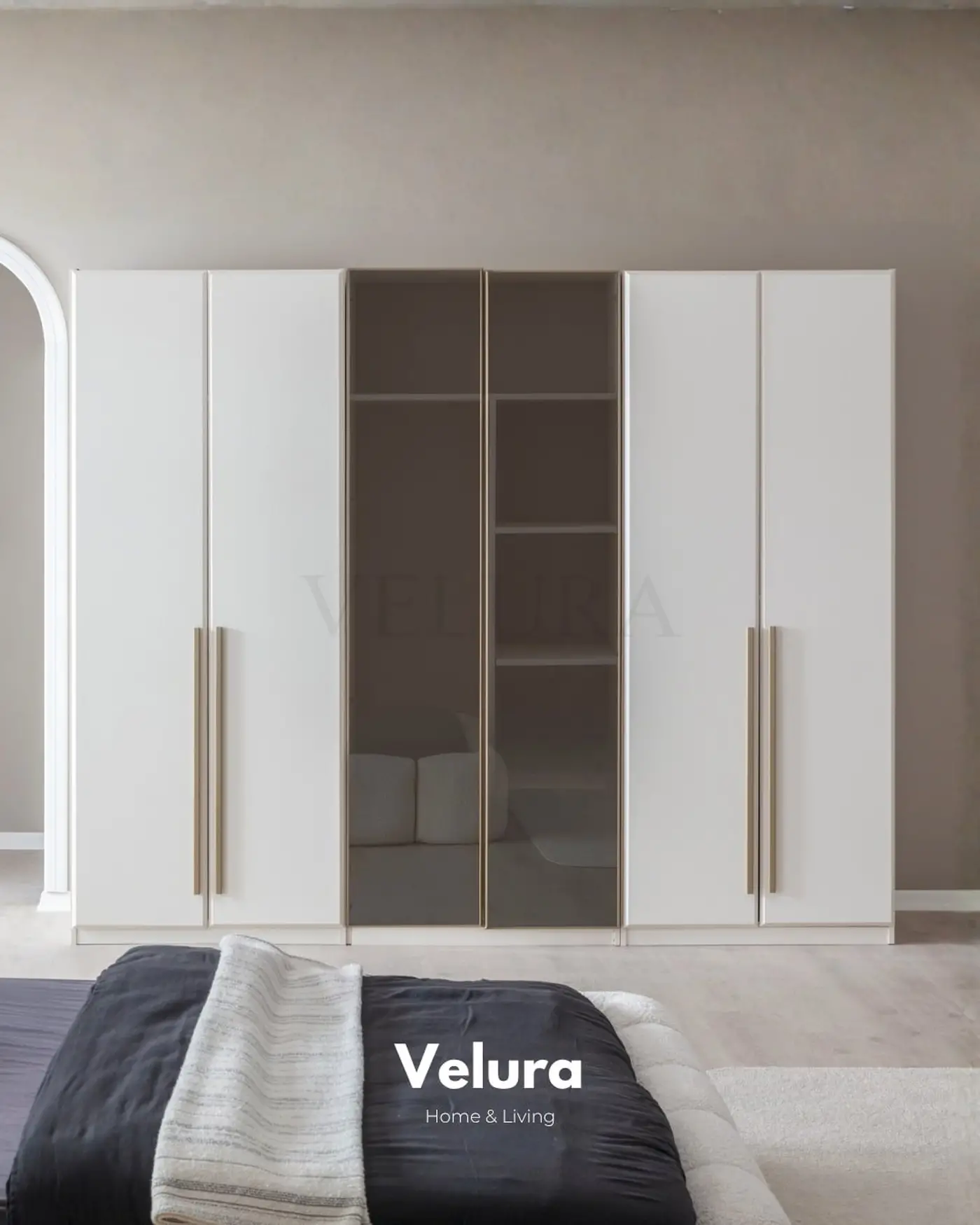 Valore Yatak Odası Takımı – Kırık beyaz × gold, bazalı karyola ve cam kapaklı gardırop