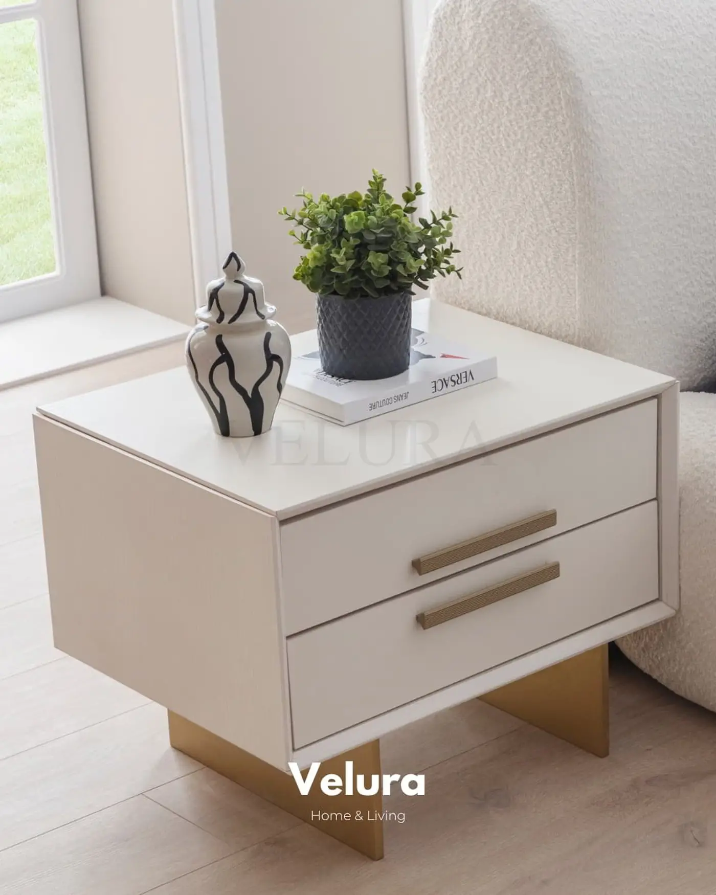 Valore Yatak Odası Takımı – Kırık beyaz × gold, bazalı karyola ve cam kapaklı gardırop
