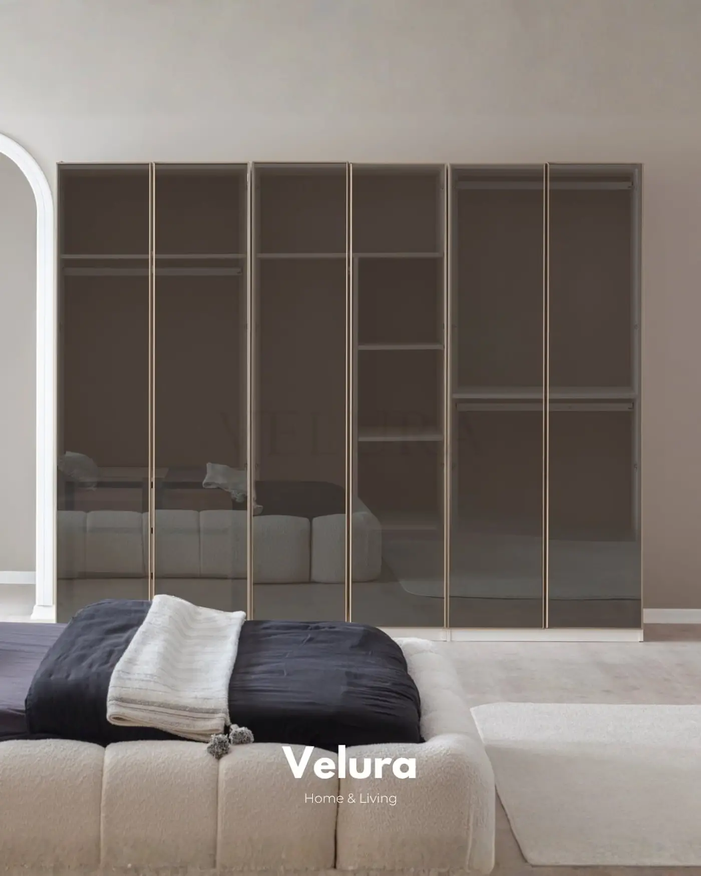 Valore Yatak Odası – Tam cam kapaklı gardırop, kırık beyaz × gold