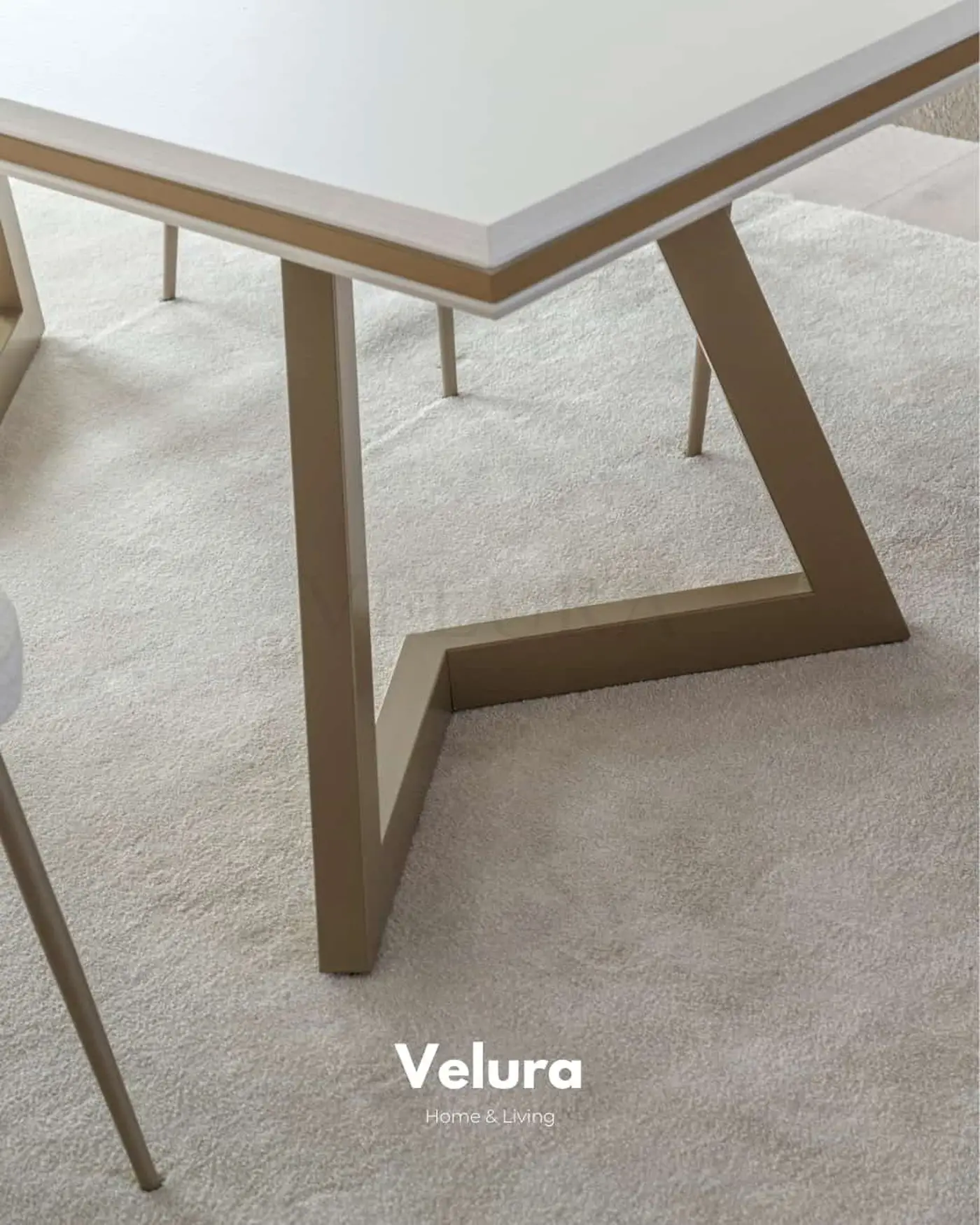 Valore Yemek Masası – Beyaz tabla ve gold ayak detaylı sabit masa