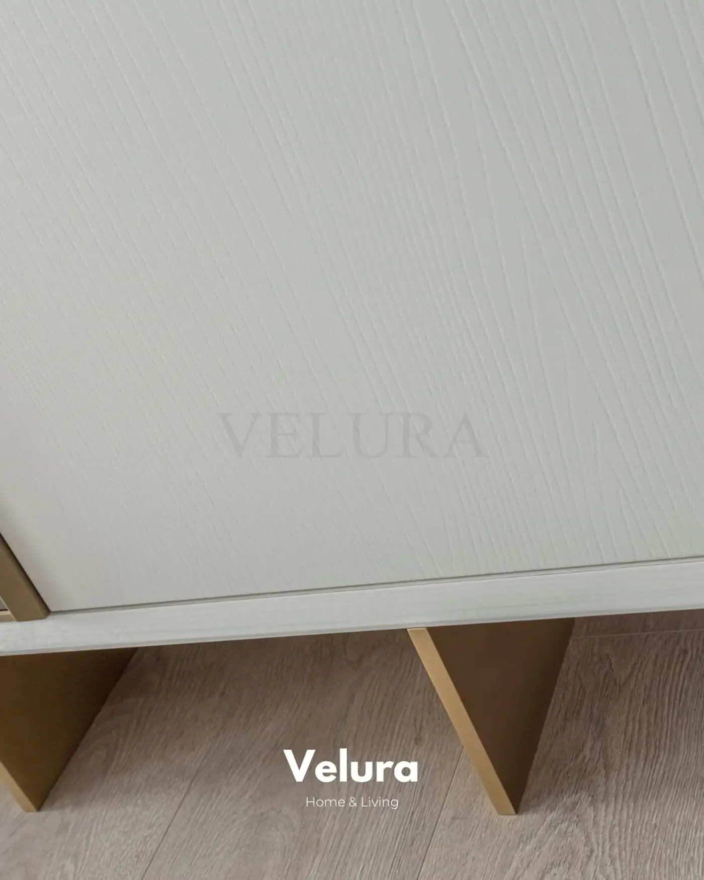 Valore Konsol – Beyaz yüzeyli, gold ayak ve kulplu modern konsol